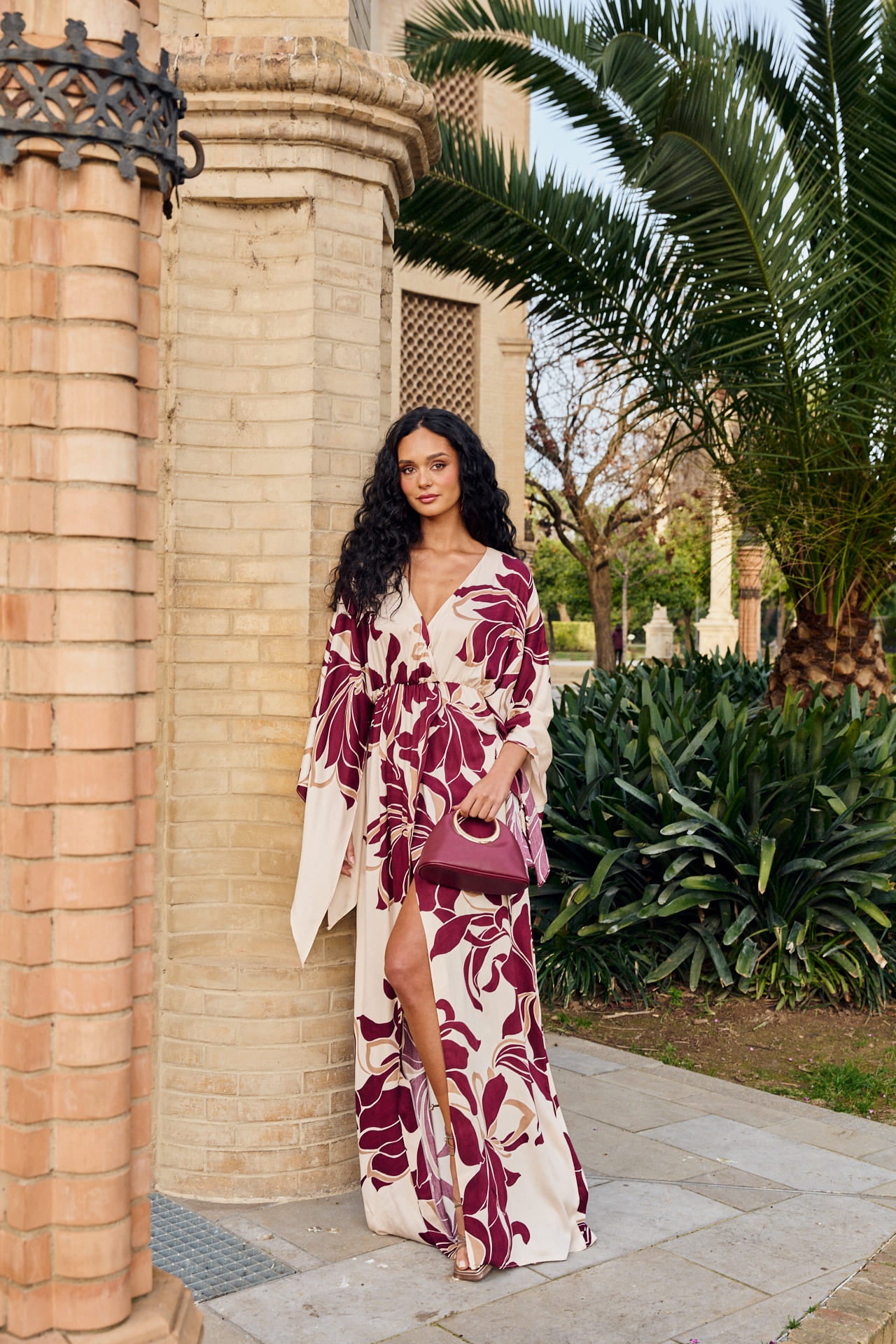 Vestido Rocio Largo estampado floral, con escote cruzado, manga asimétrica y falda cruzada.