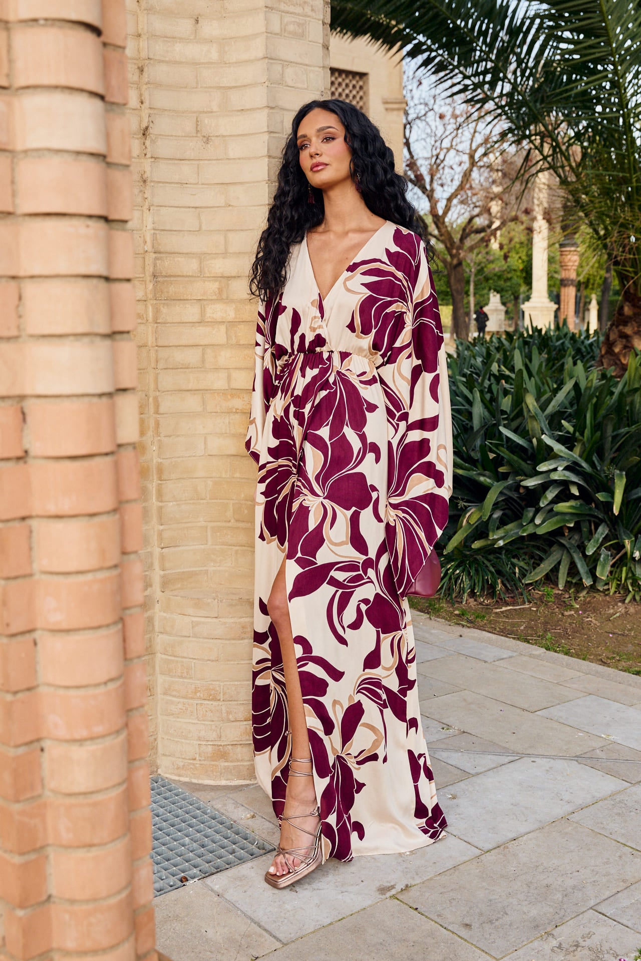 Vestido Rocio Largo estampado floral, con escote cruzado, manga asimétrica y falda cruzada.