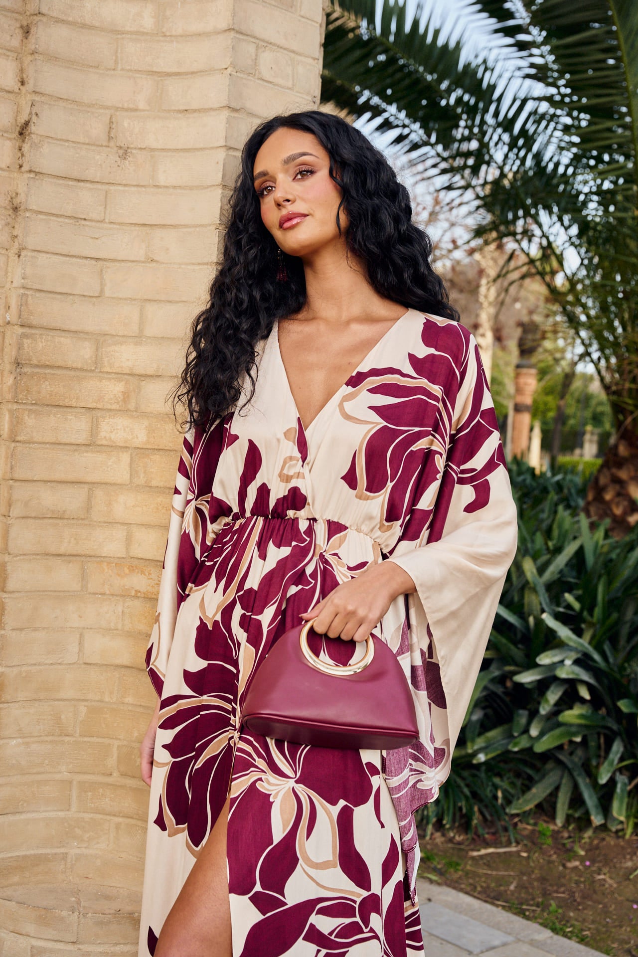 Vestido Rocio Largo estampado floral, con escote cruzado, manga asimétrica y falda cruzada.