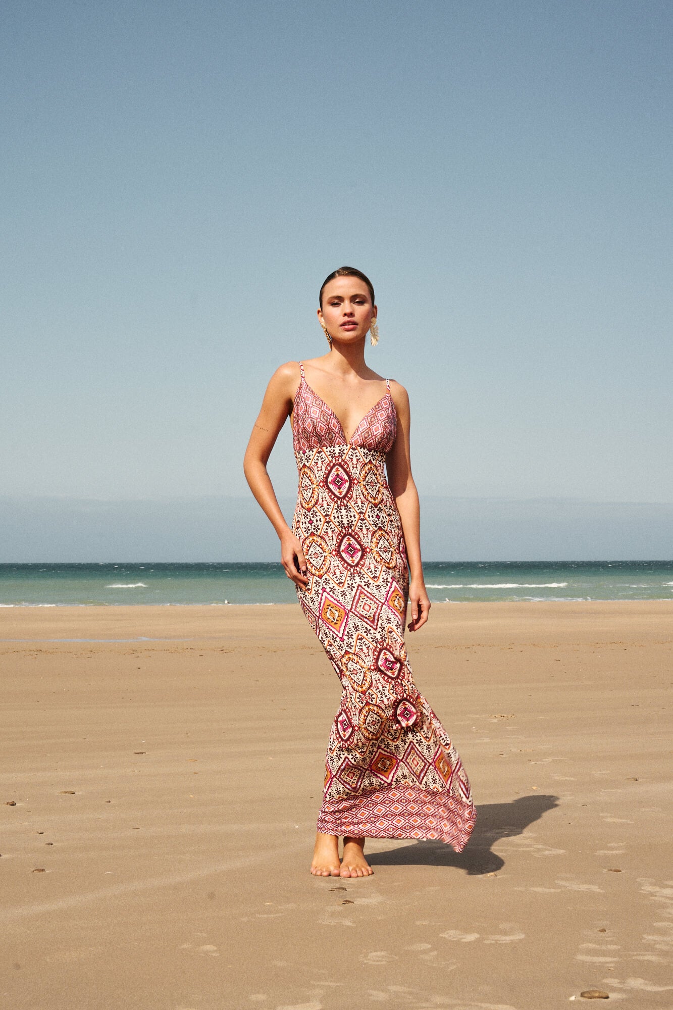 Vestido Soraya Largo en estampado geométrico. Escote en V, espalda cuadrada y tirantes finos