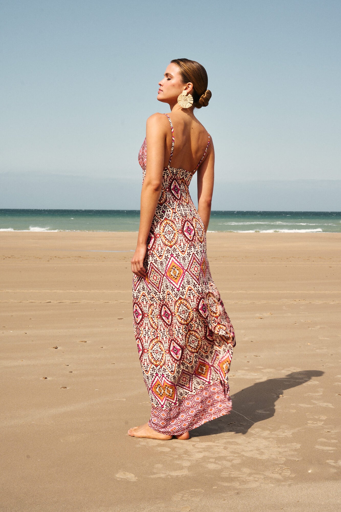 Vestido Soraya Largo en estampado geométrico. Escote en V, espalda cuadrada y tirantes finos