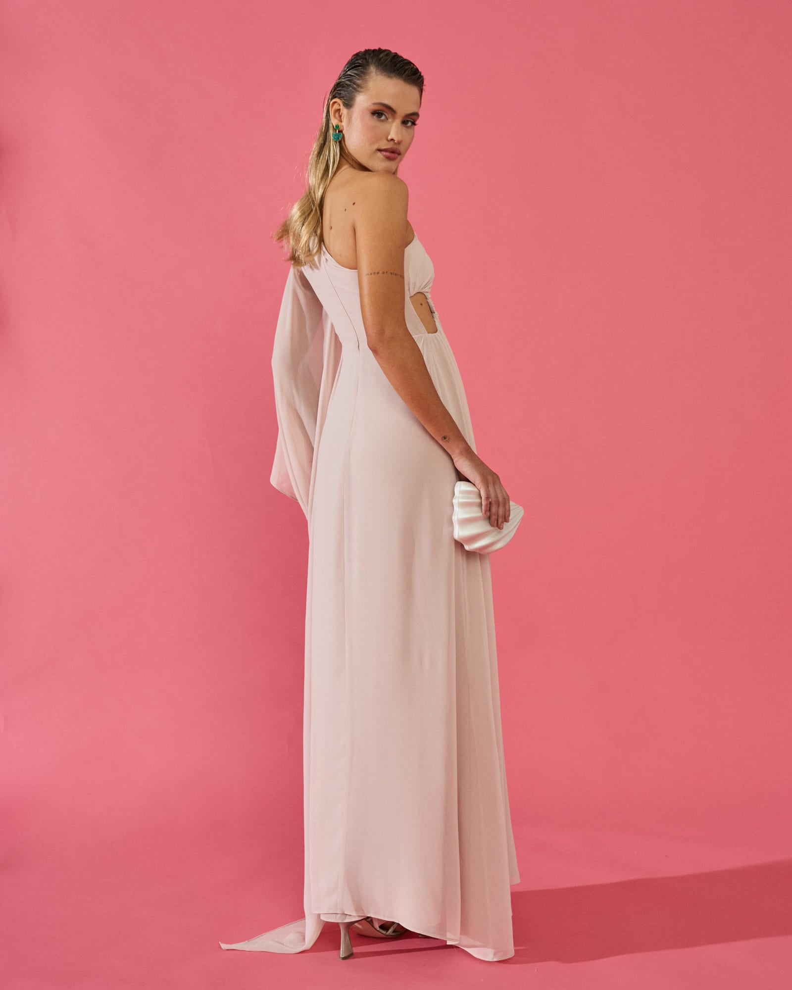 Vestido Valentina Nude Largo Una Manga Invitada Eventos Miphai girada