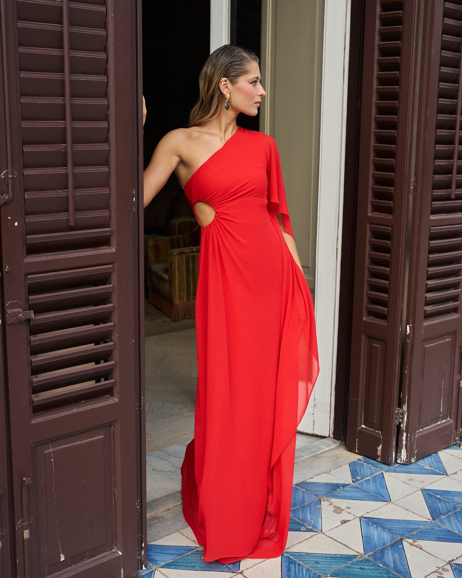 Vestido Valentina Rojo Abertura Costado Invitadas Eventos Miphai Lado