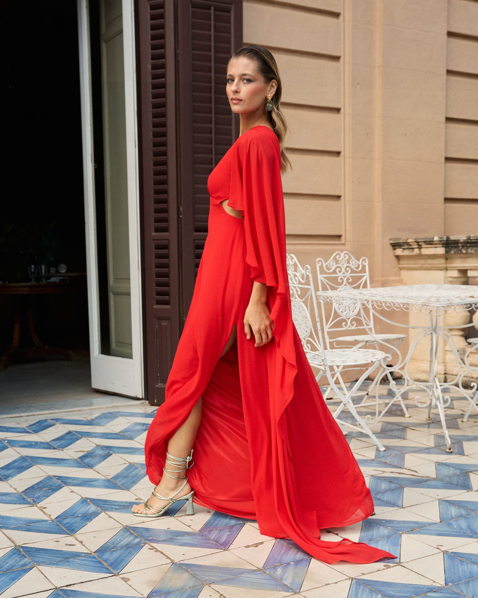 Vestido Valentina Rojo Largo Manga Larga Caminando Invitada Evento Miphai