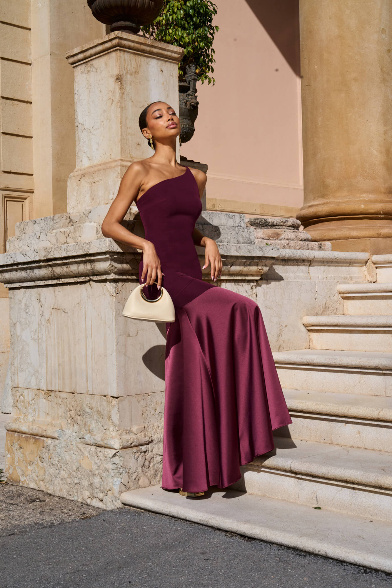 Vestido Verona en color granate de escote asimétrico y falda sirena en raso