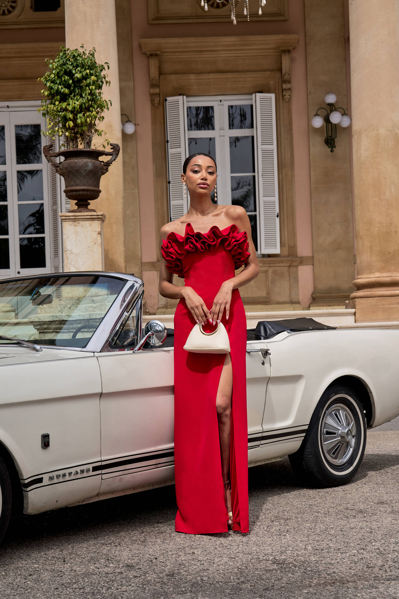 Vestido Vittoria rojo con escote palabra de honor y volantes.