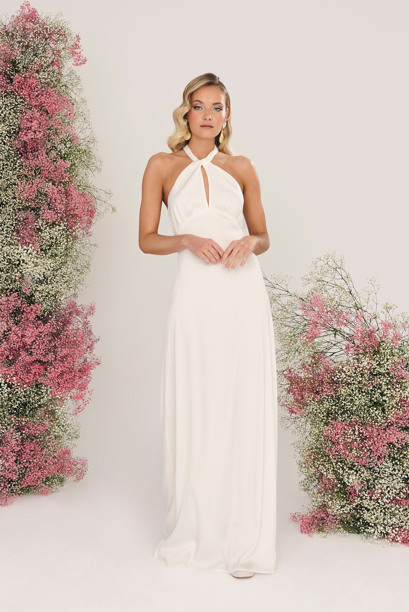 Vestido de novia Azahar en crepécon cuello halter, escote, botones en el cuello, cremallera trasera, abertura espalda