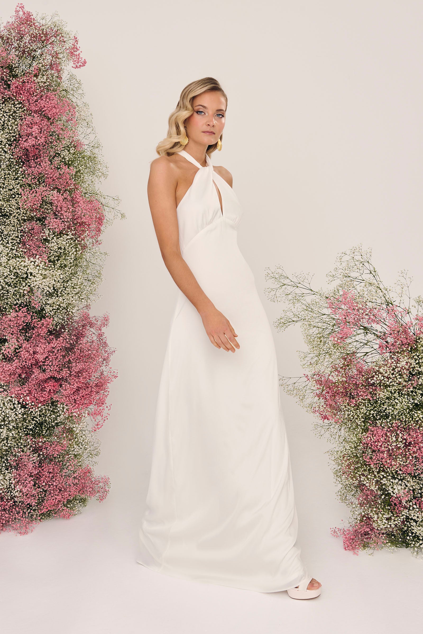 Vestido de novia Azahar en crepécon cuello halter, escote, botones en el cuello, cremallera trasera, abertura espalda