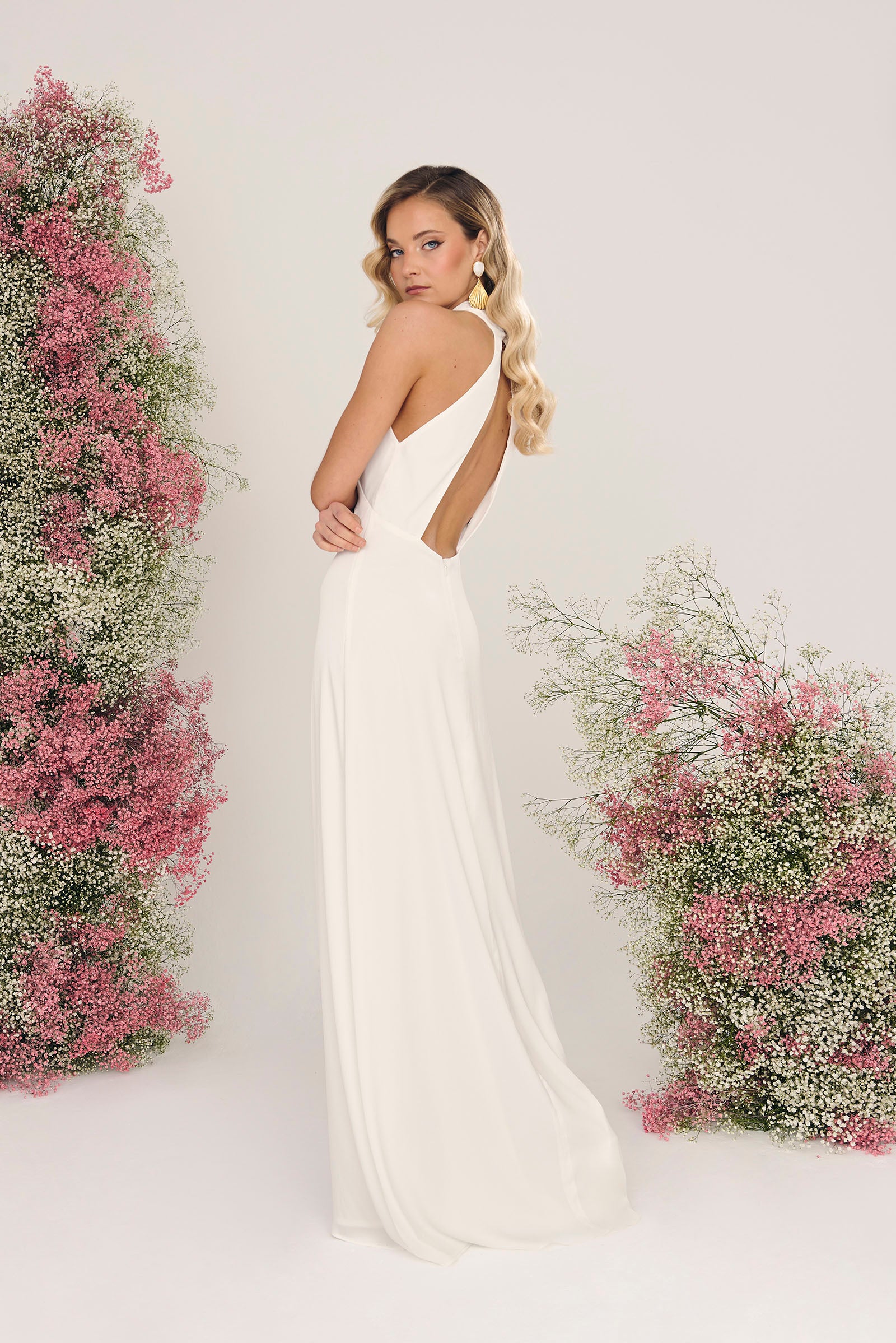 Vestido de novia Azahar en crepécon cuello halter, escote, botones en el cuello, cremallera trasera, abertura espalda