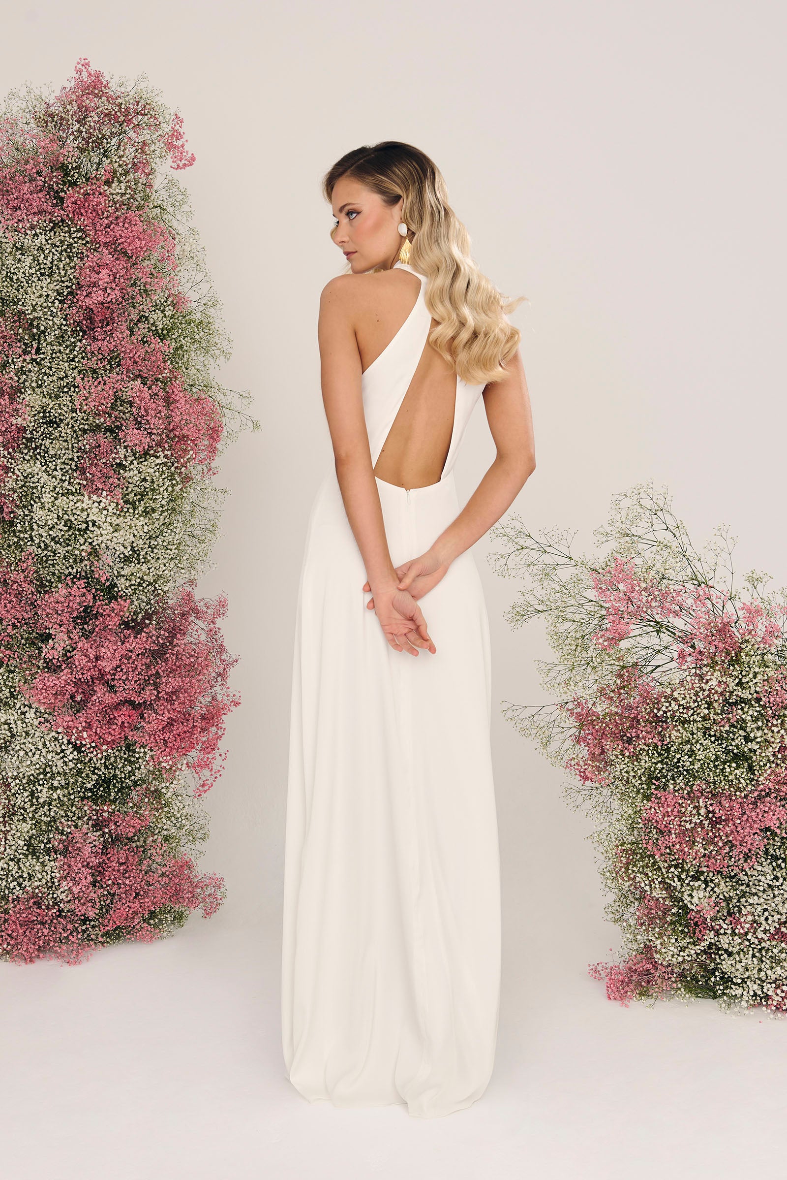 Vestido de novia Azahar en crepécon cuello halter, escote, botones en el cuello, cremallera trasera, abertura espalda