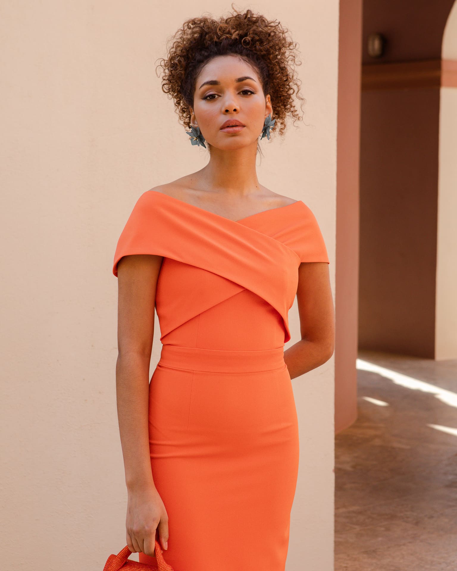 Vestido fiesta evento Daniela naranja midi palabra de honor y dos tirantes superpuestos cruzados abertura trasera