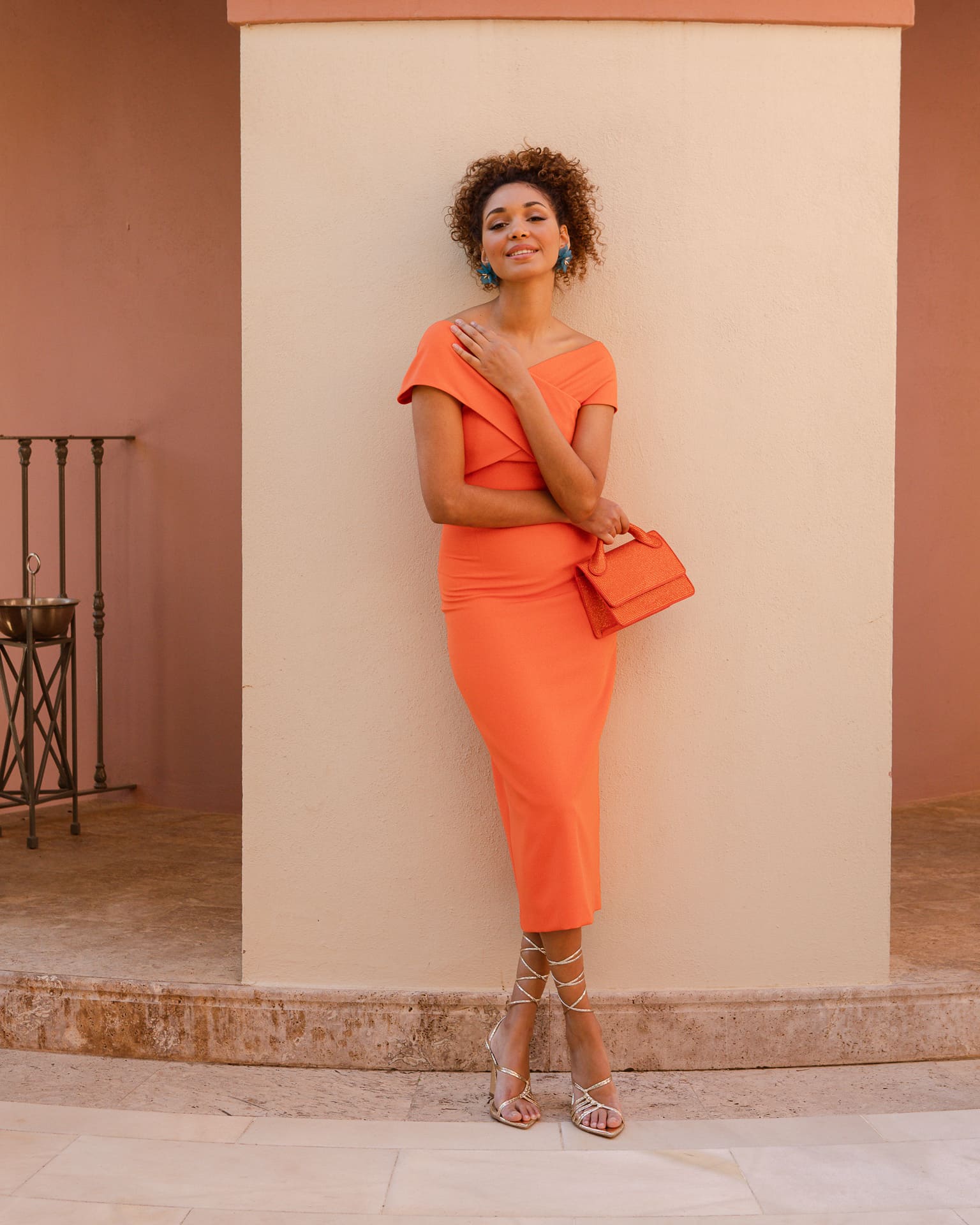Vestido fiesta evento Daniela naranja midi palabra de honor y dos tirantes superpuestos cruzados abertura trasera