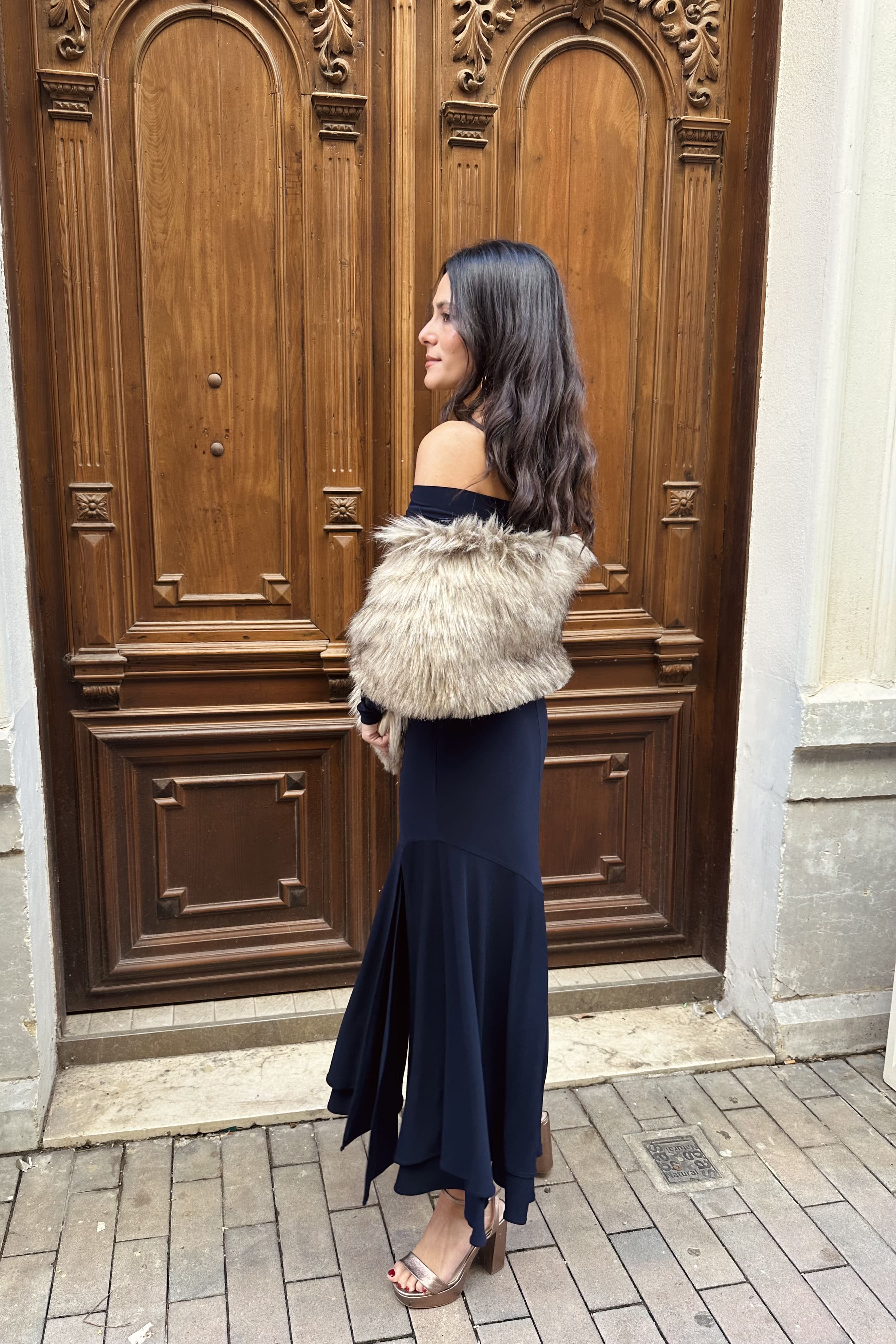 Vestido fiesta invitada Martini Azul midi punto seda elástico cuello barca ,manga larga ,falda asimétrica abertura pierna