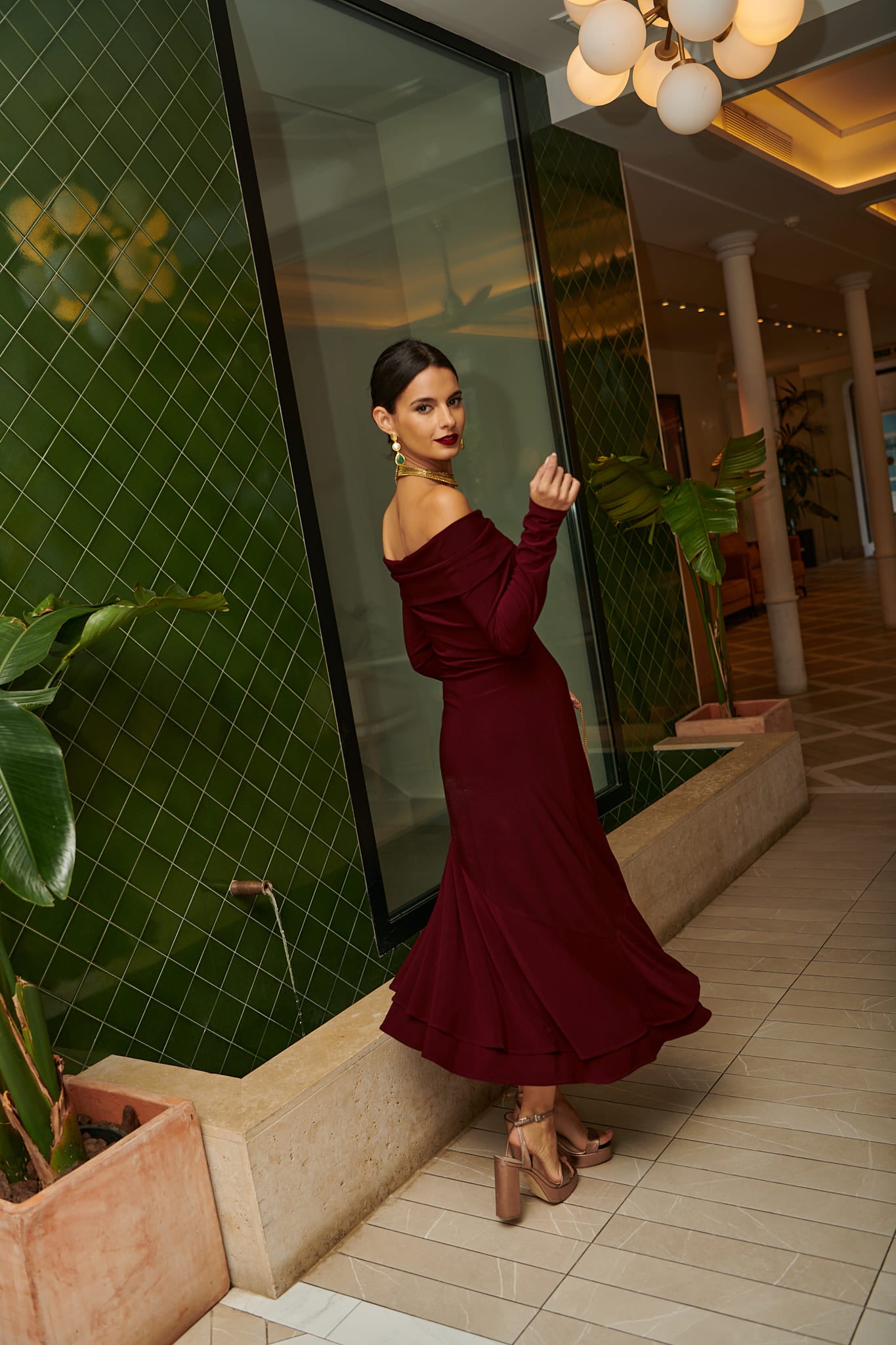 Vestido fiesta invitada Martini Berenjena midi punto seda elástico cuello barca ,manga larga ,falda asimétrica