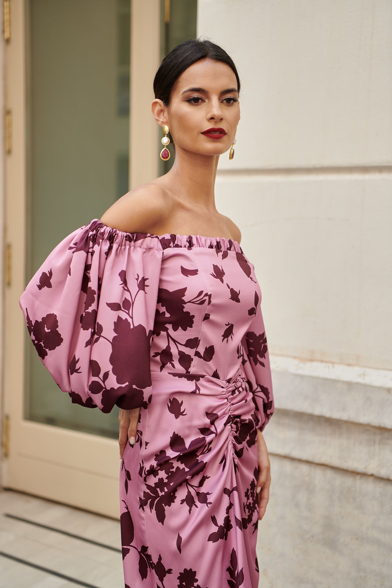 Vestido fiesta invitada Mary Estampado Floral Rosa midi asimétrico mangas abullonadas rizo caderas crepé satinado