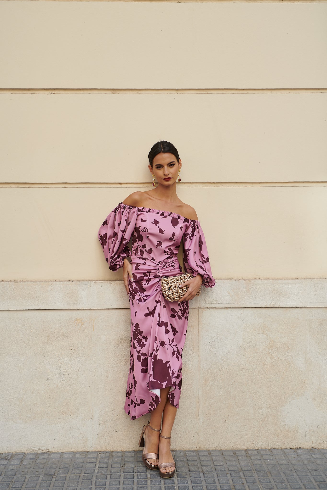 Vestido fiesta invitada Mary Estampado Floral Rosa midi asimétrico mangas abullonadas rizo caderas crepé satinado