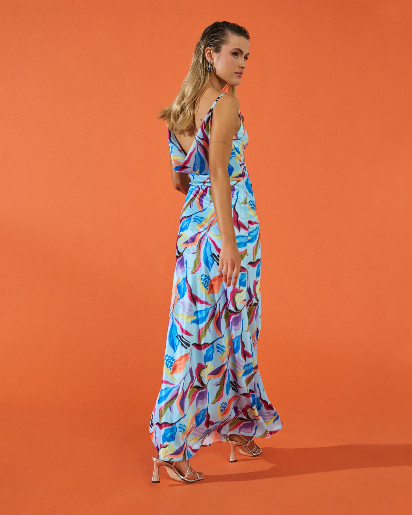 Vestido invitada Hera Estampado Tropical largo lencero escote y espalda caído
