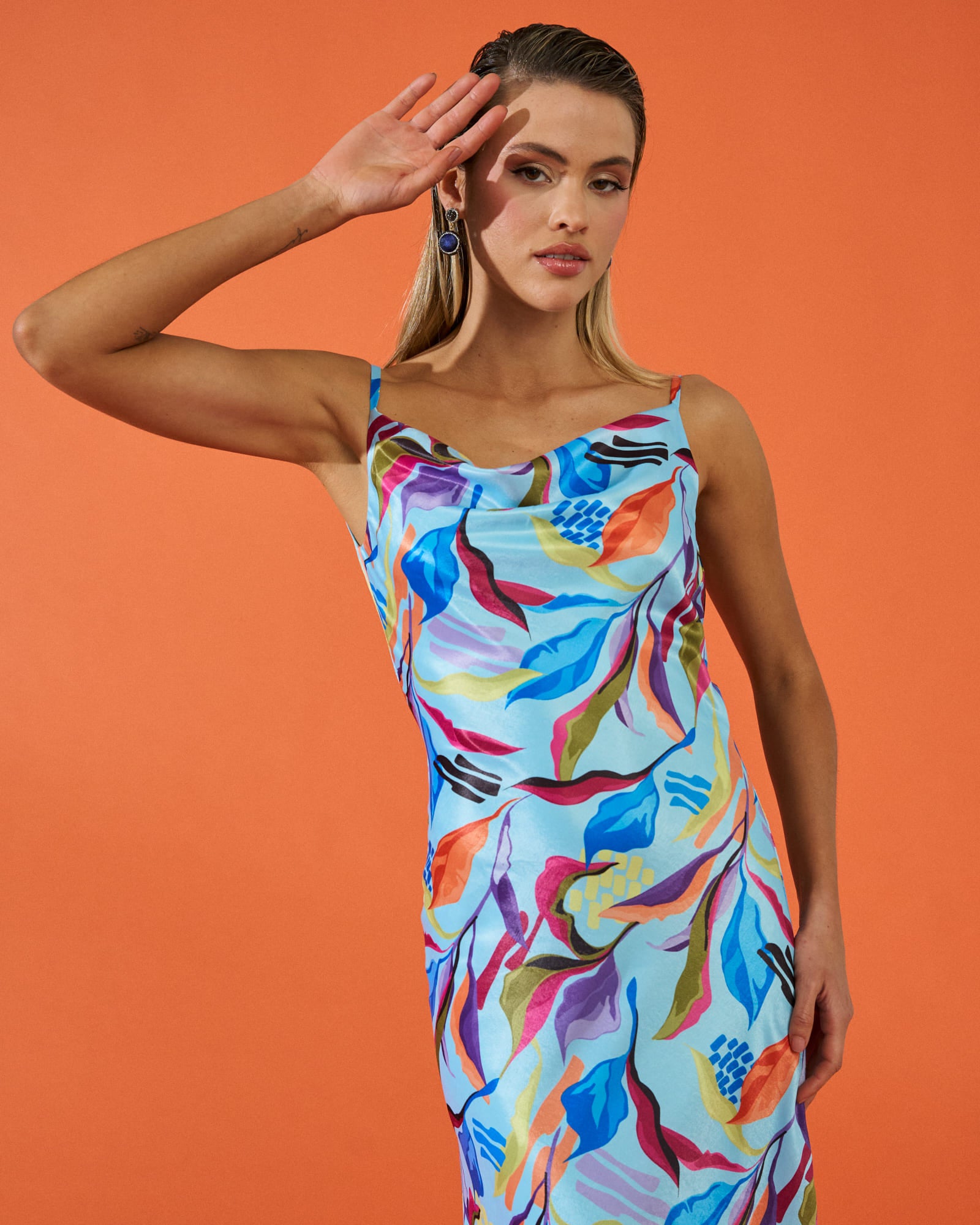 Vestido invitada Hera Estampado Tropical largo lencero escote y espalda caído