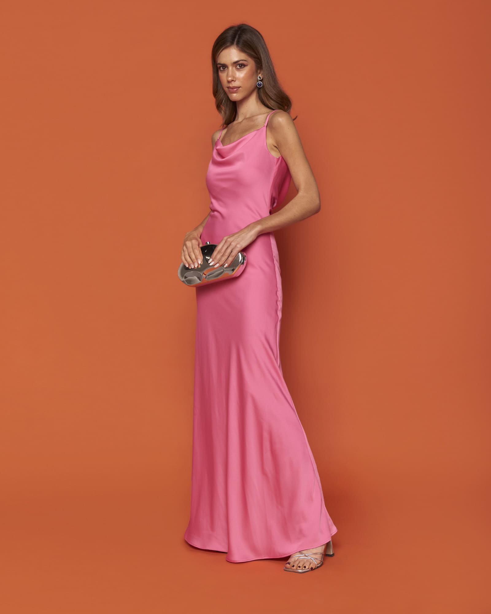 Vestido invitada Hera Rosa largo lencero escote y espalda caído