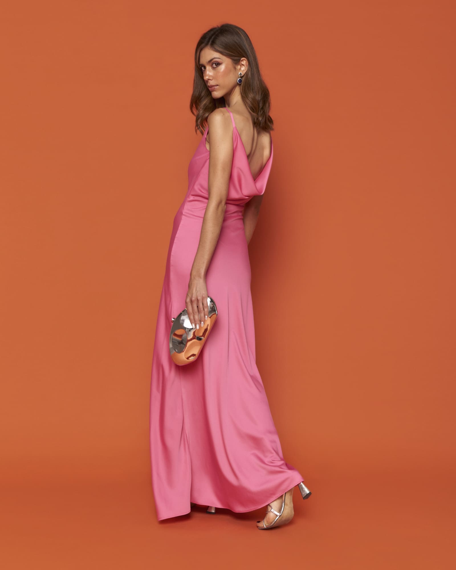 Vestido invitada Hera Rosa largo lencero escote y espalda caído