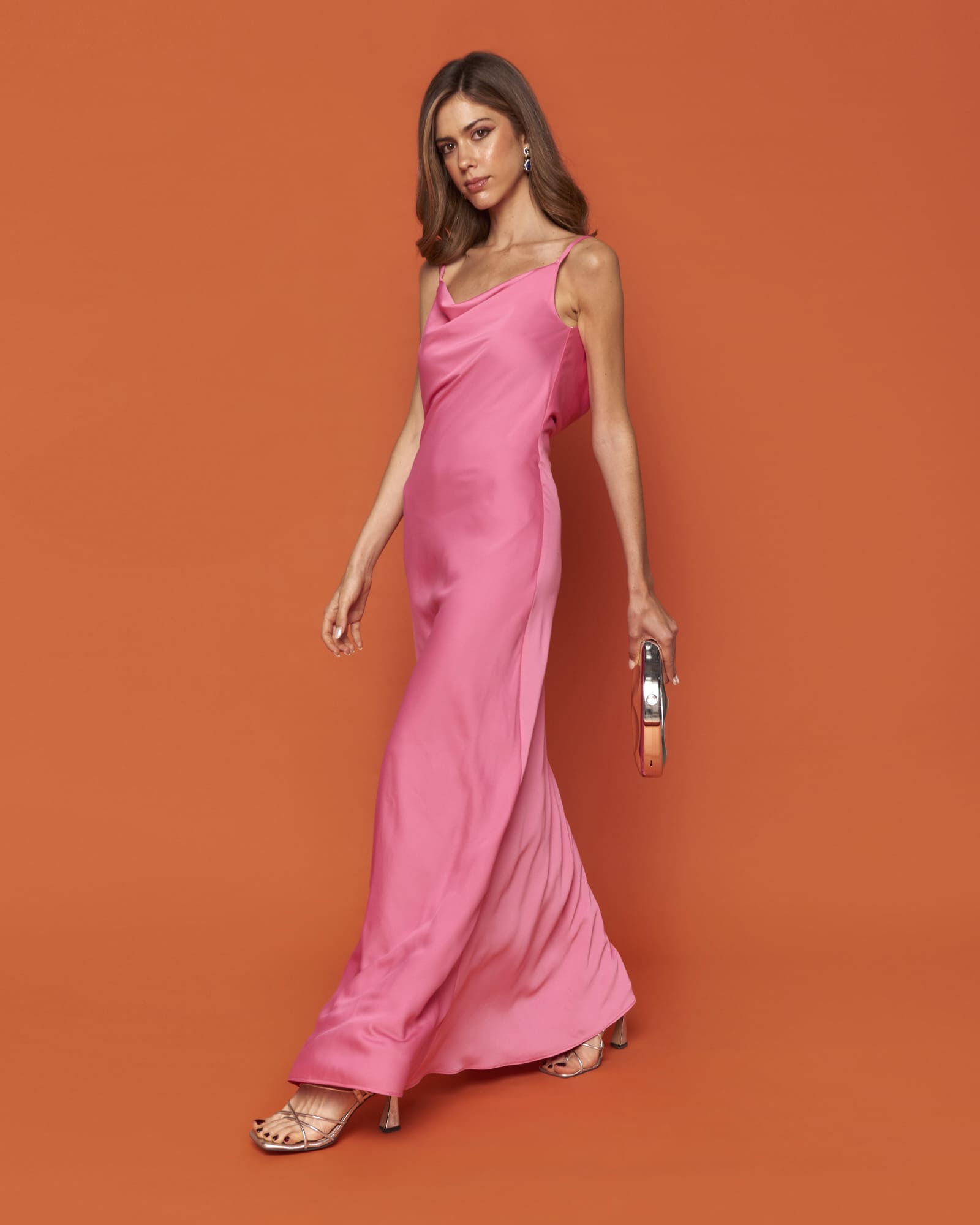 Vestido invitada Hera Rosa largo lencero escote y espalda caído