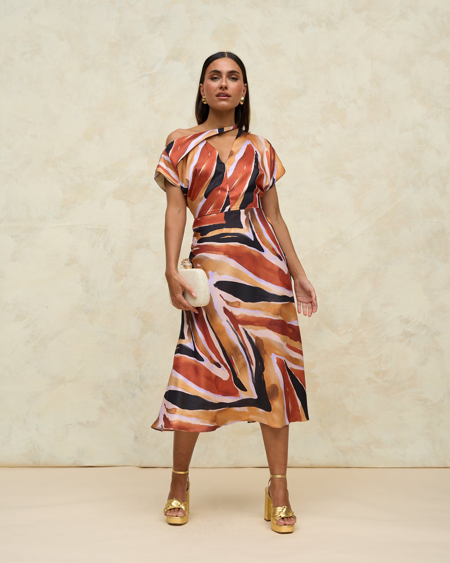 Vestido invitada Romina Animal Print midi escote asimétrico manga corta espalda pico