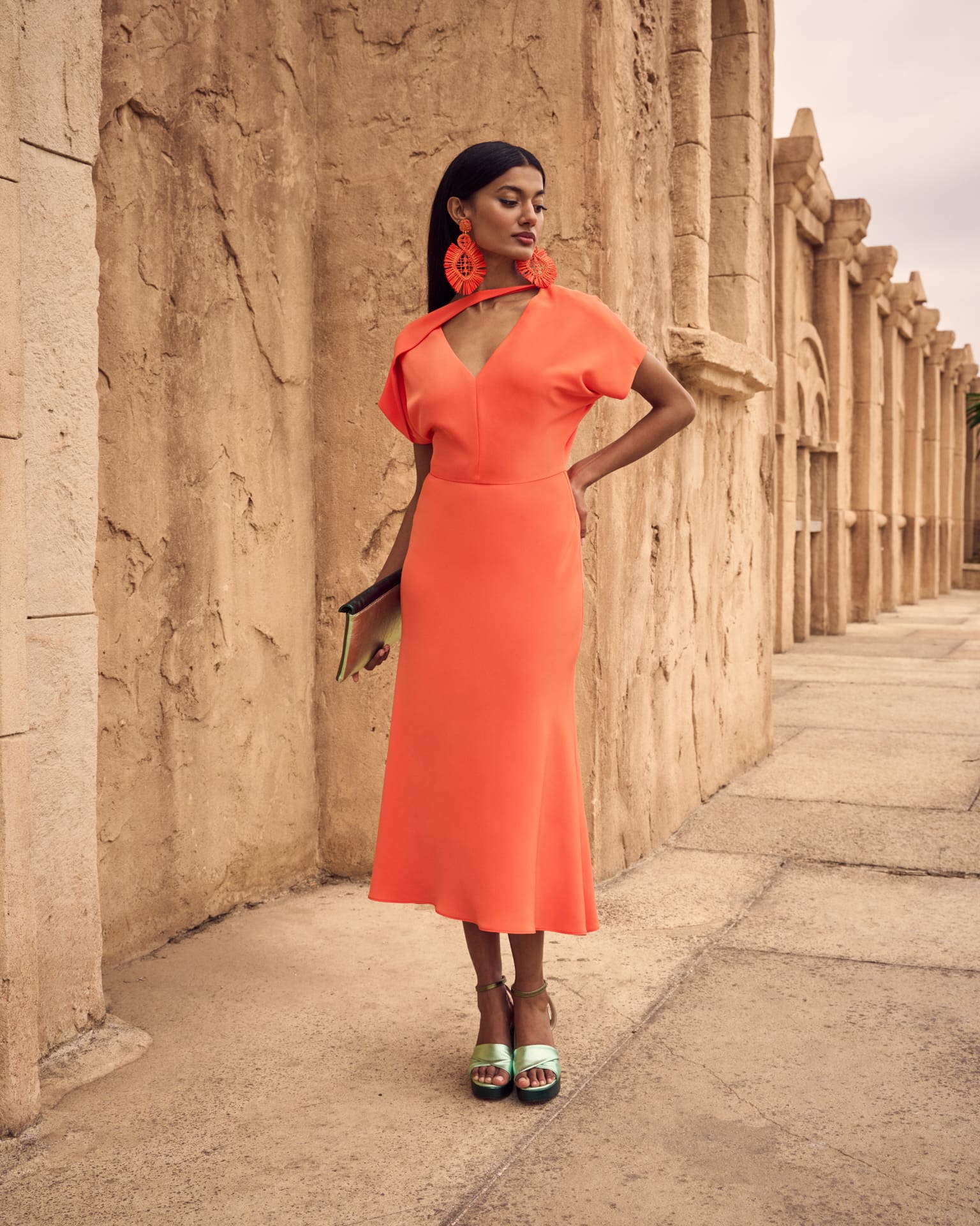 Vestido invitada Romina Naranja midi escote asimétrico manga corta espalda pico