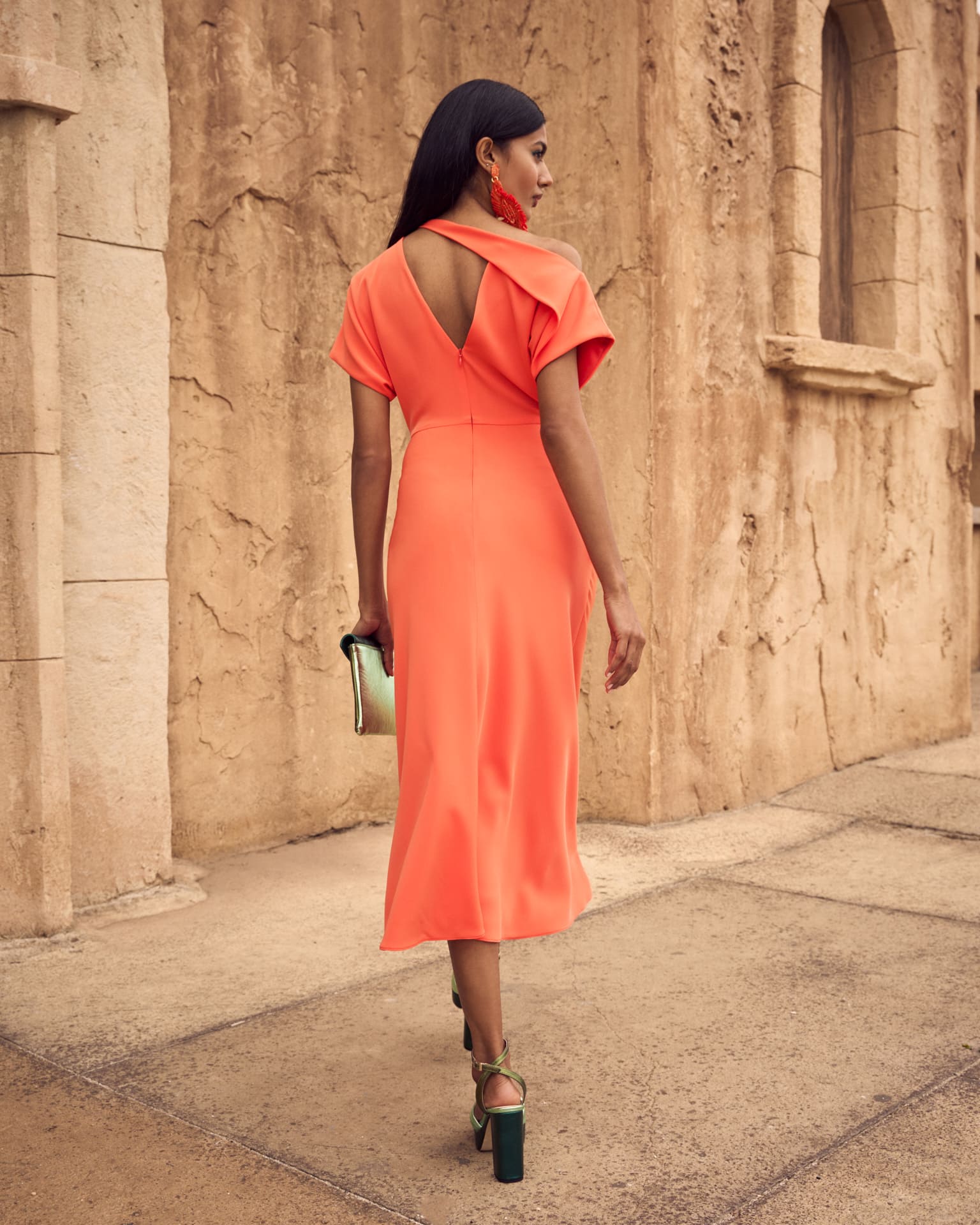 Vestido invitada Romina Naranja midi escote asimétrico manga corta espalda pico