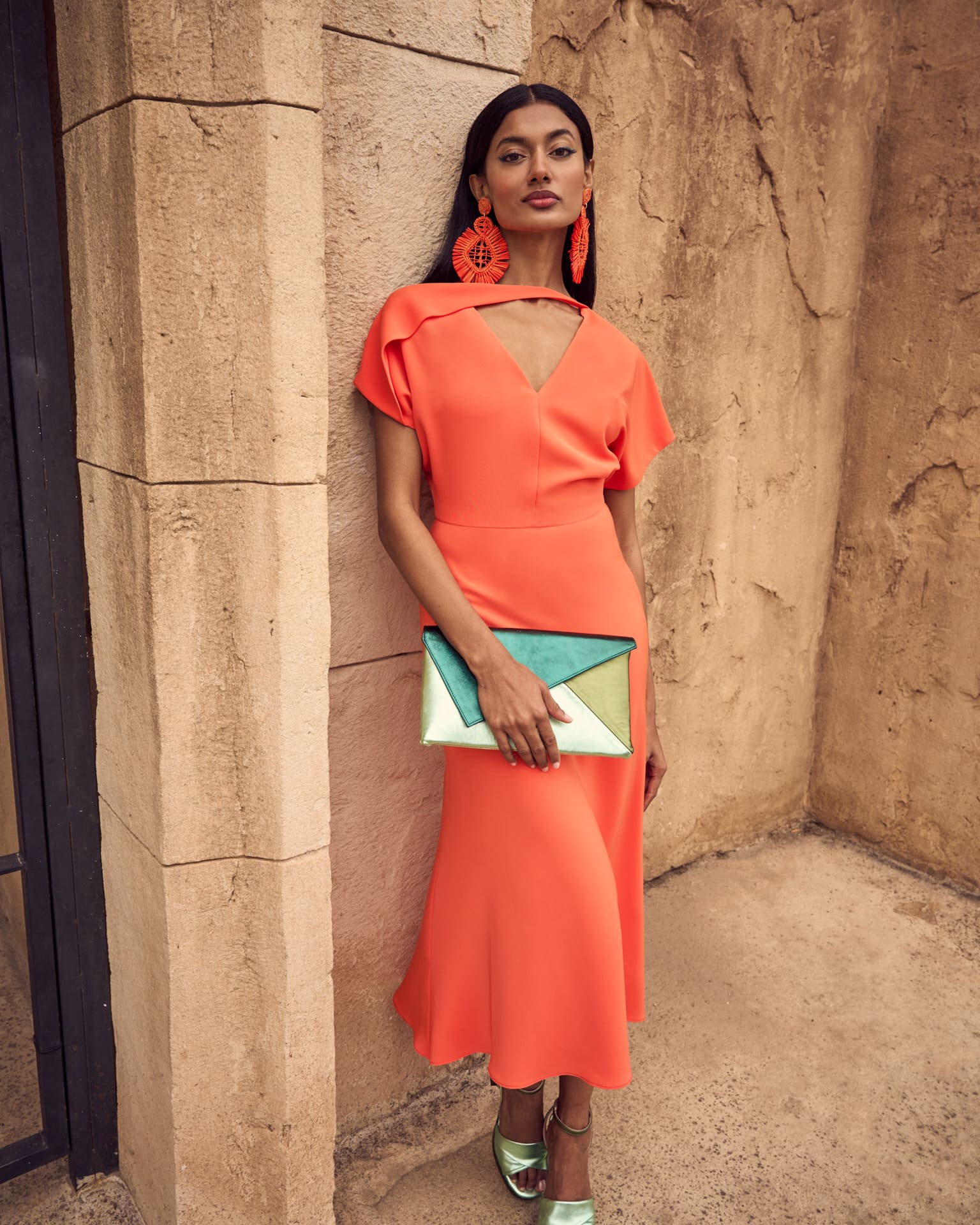 Vestido invitada Romina Naranja midi escote asimétrico manga corta espalda pico