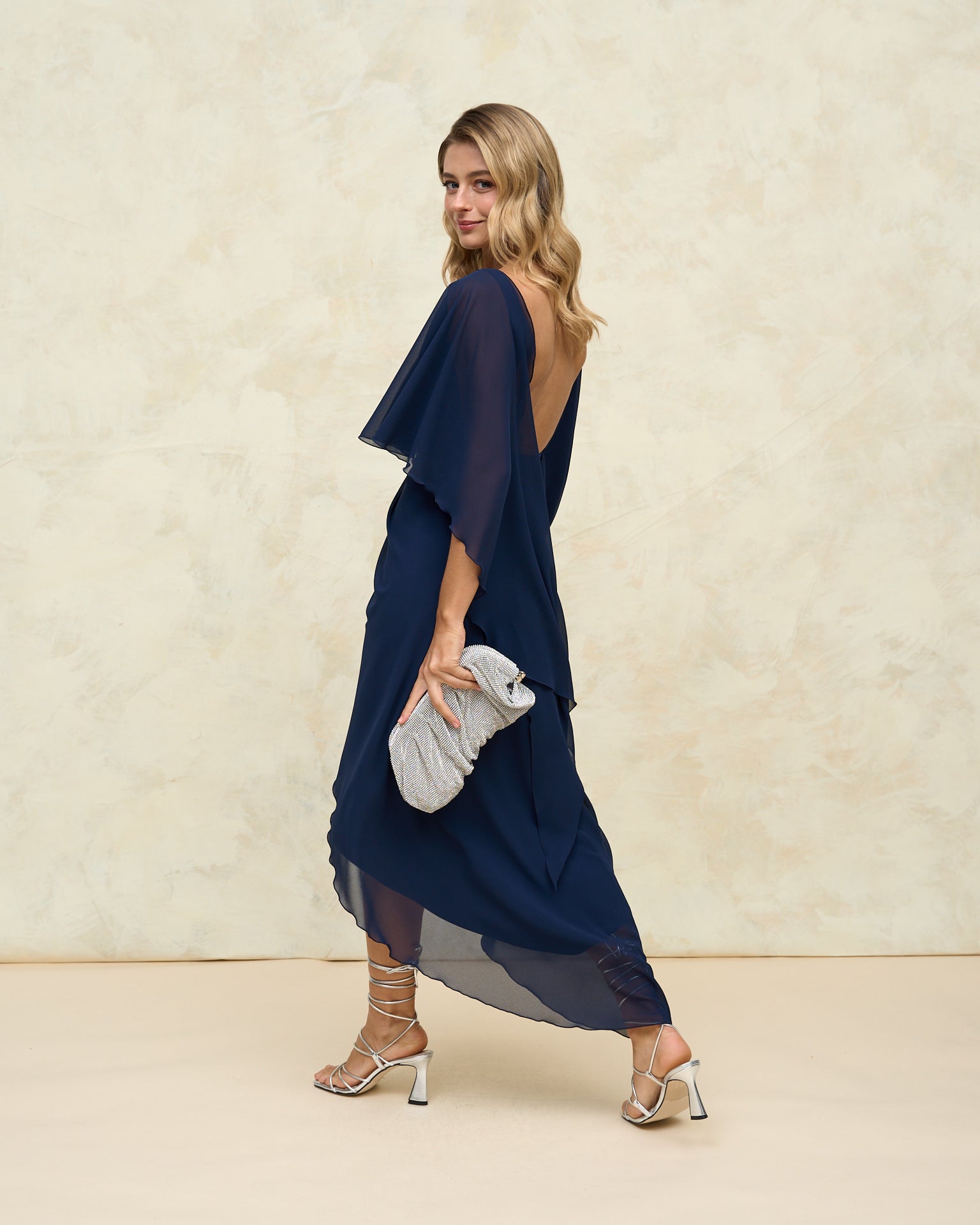Vestido invitada evento Grecia Marino largo asimétrico espalda descubierta y escote de pico abertura delantera