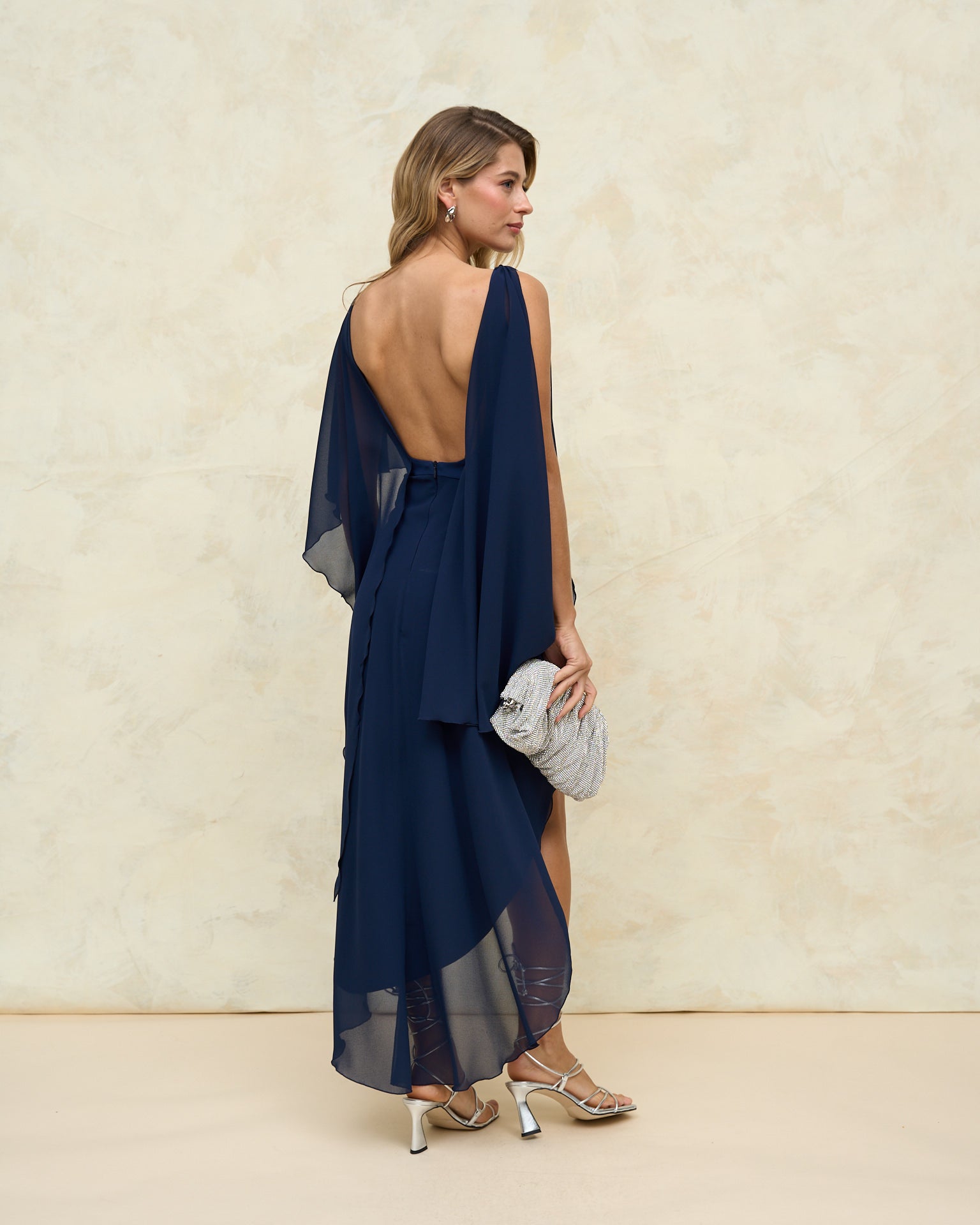 Vestido invitada evento Grecia Marino largo asimétrico espalda descubierta y escote de pico abertura delantera