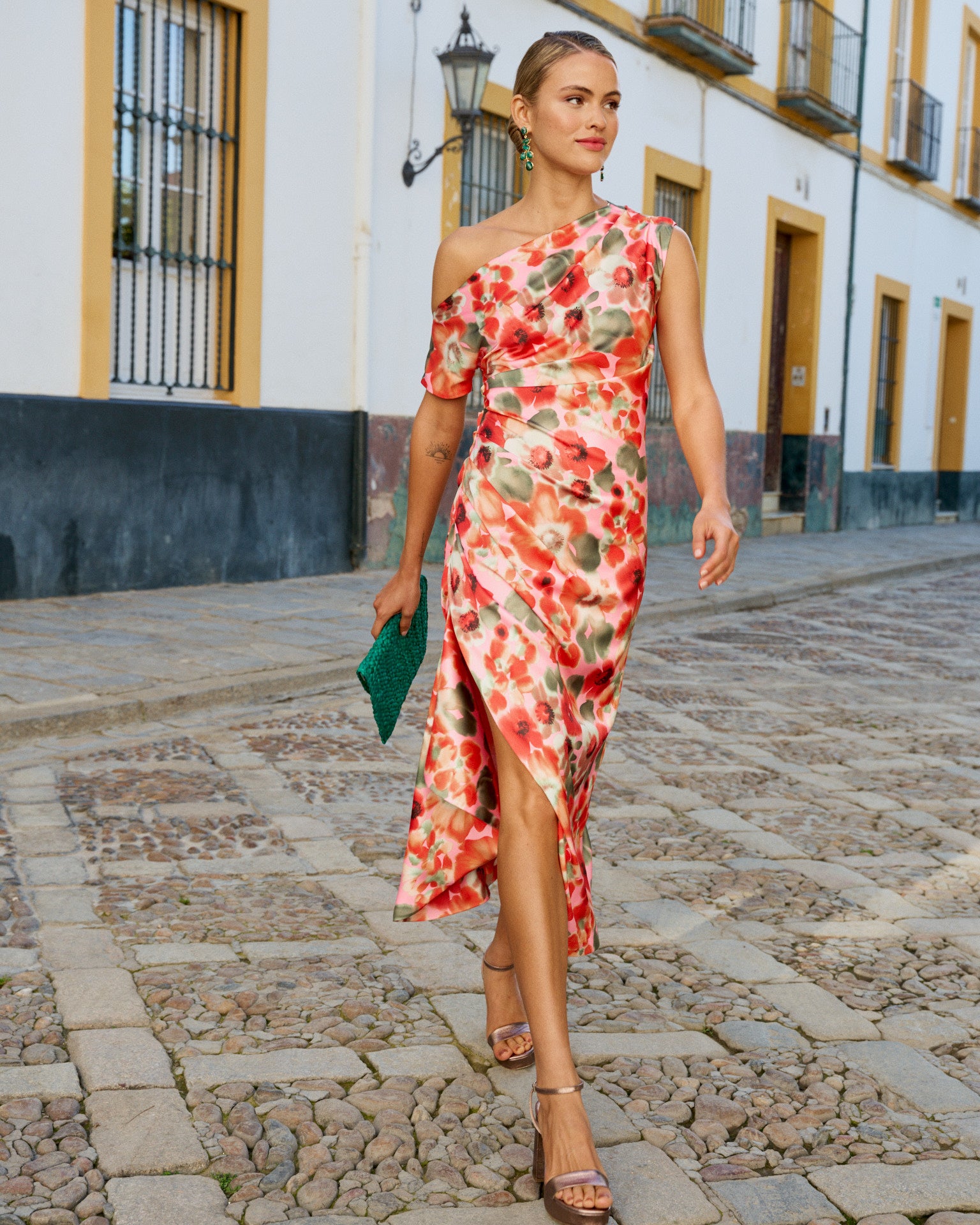 Vestido invitada evento Lucía Estampado Floral midi asimétrico abertura pierna