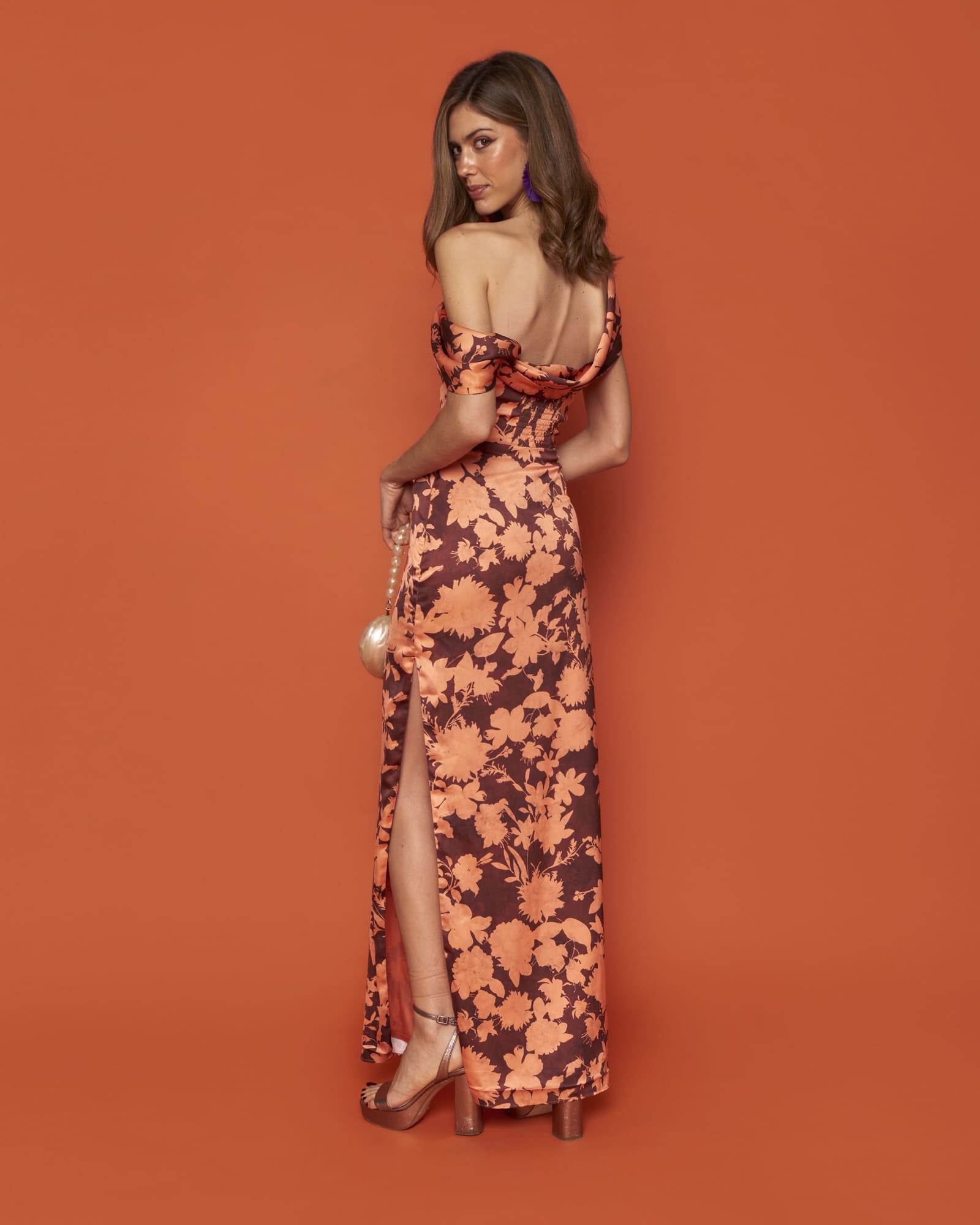 Vestido invitada evento Oriana Estampado Floral Naranja largo satén estampado escote asimétrico de palabra de honor abertura lateral