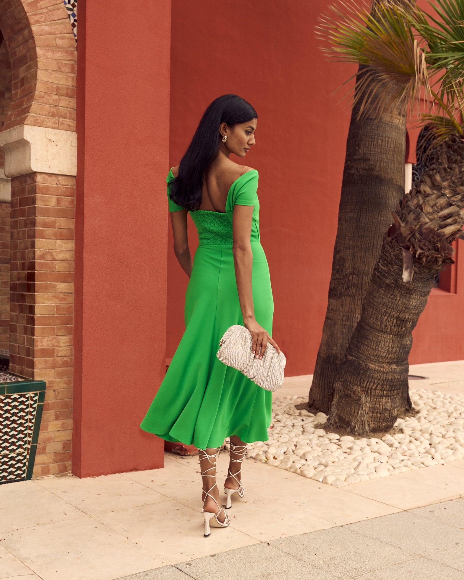 Vestido invitada evento reme verde escote bardot con nudo en el pecho midi