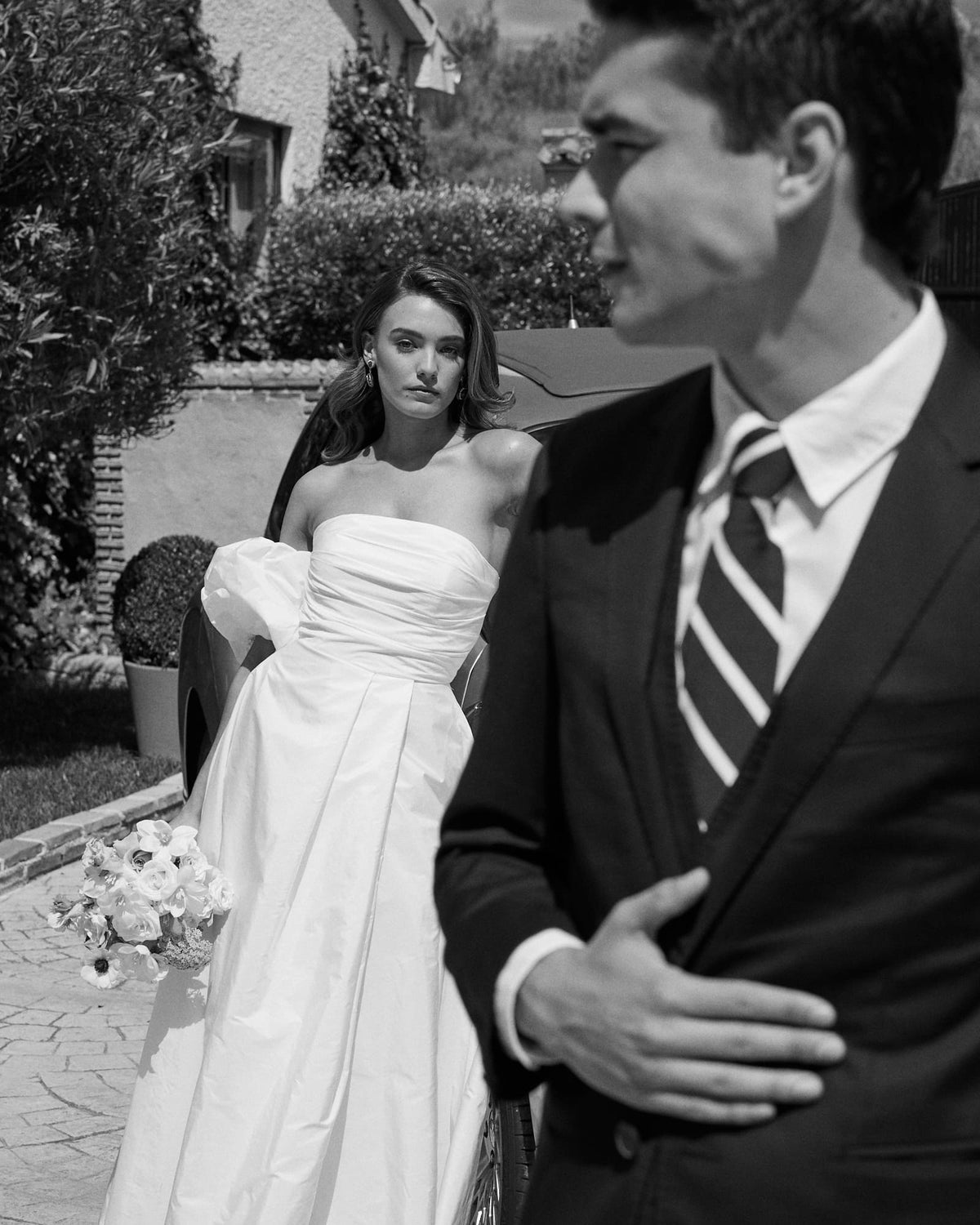 Vestido novia segundo vestido Dafne largo escote palabra de honor mangas abullonadas abertura falda
