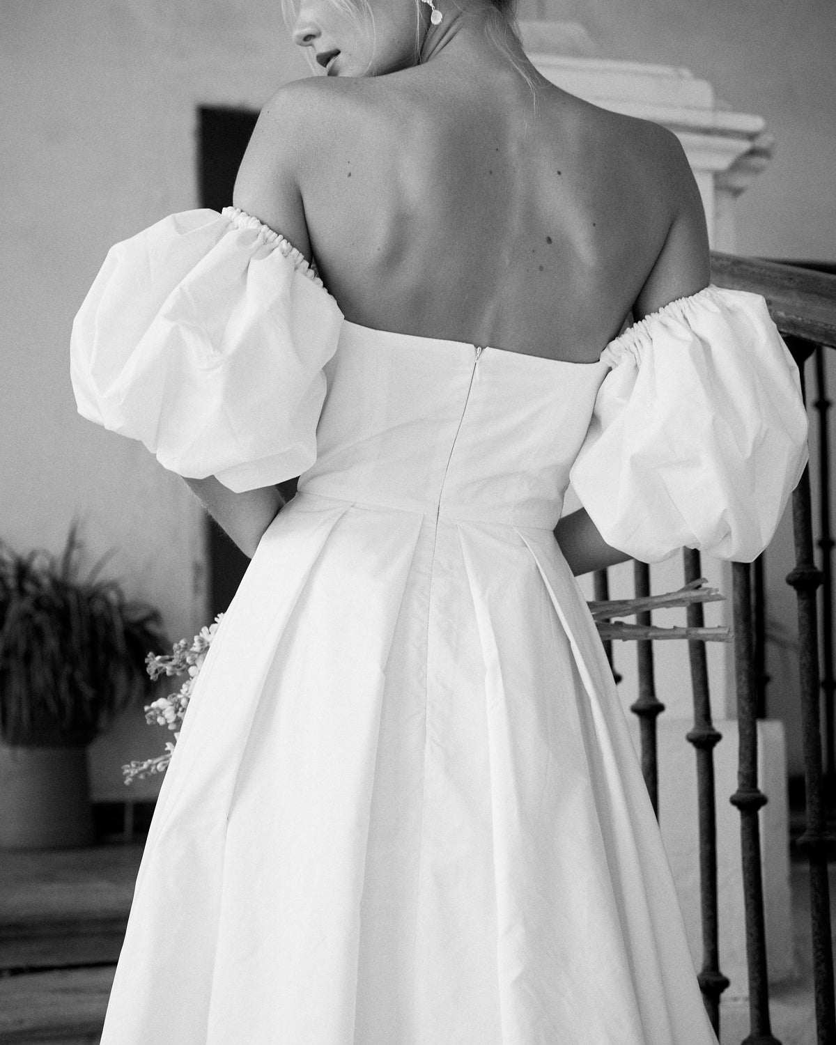 Vestido novia segundo vestido Dafne largo escote palabra de honor mangas abullonadas abertura falda