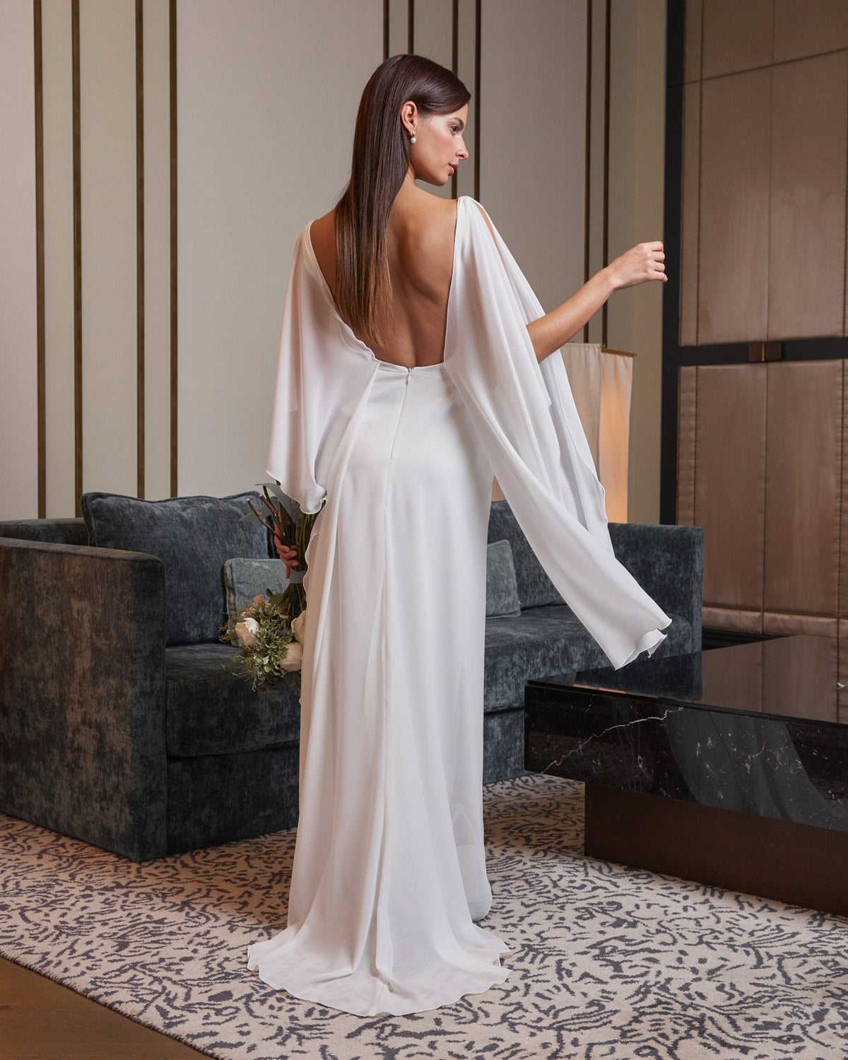 Vestido novia segundo vestido Grecia largo espalda descubierta y escote de pico abertura delantera