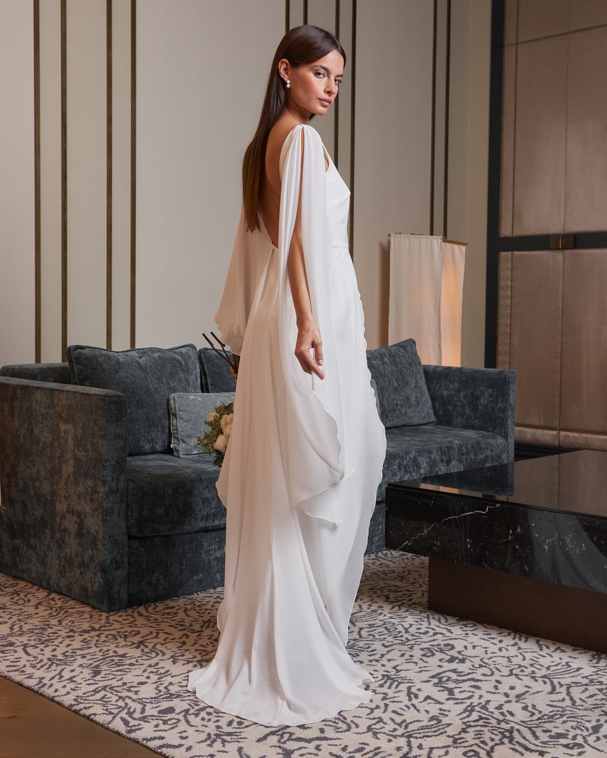 Vestido novia segundo vestido Grecia largo espalda descubierta y escote de pico abertura delantera