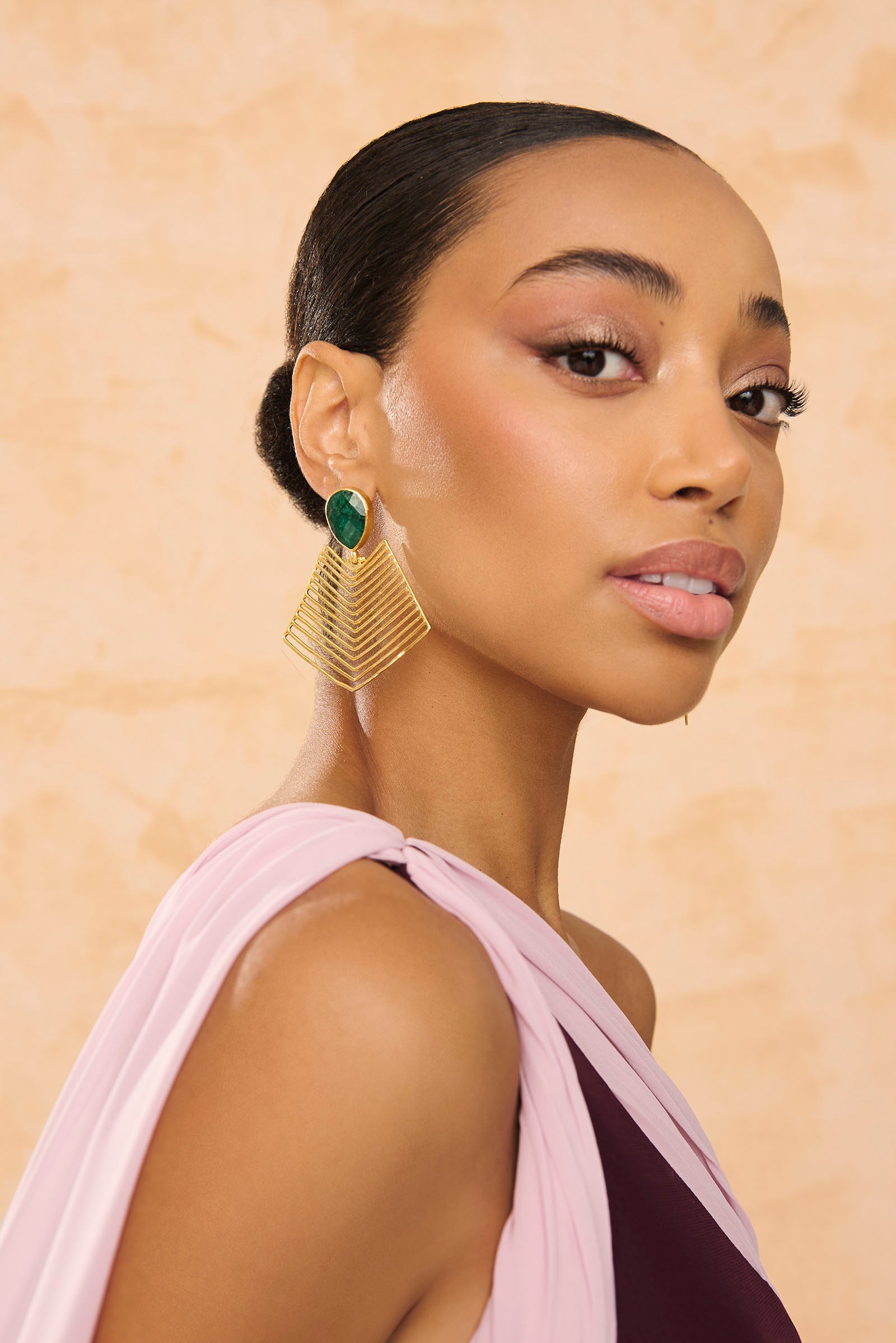 Dos niveles piedra azul natural en forma de lagrima chapado en oro forma geométrica con hilos dorados 7cm