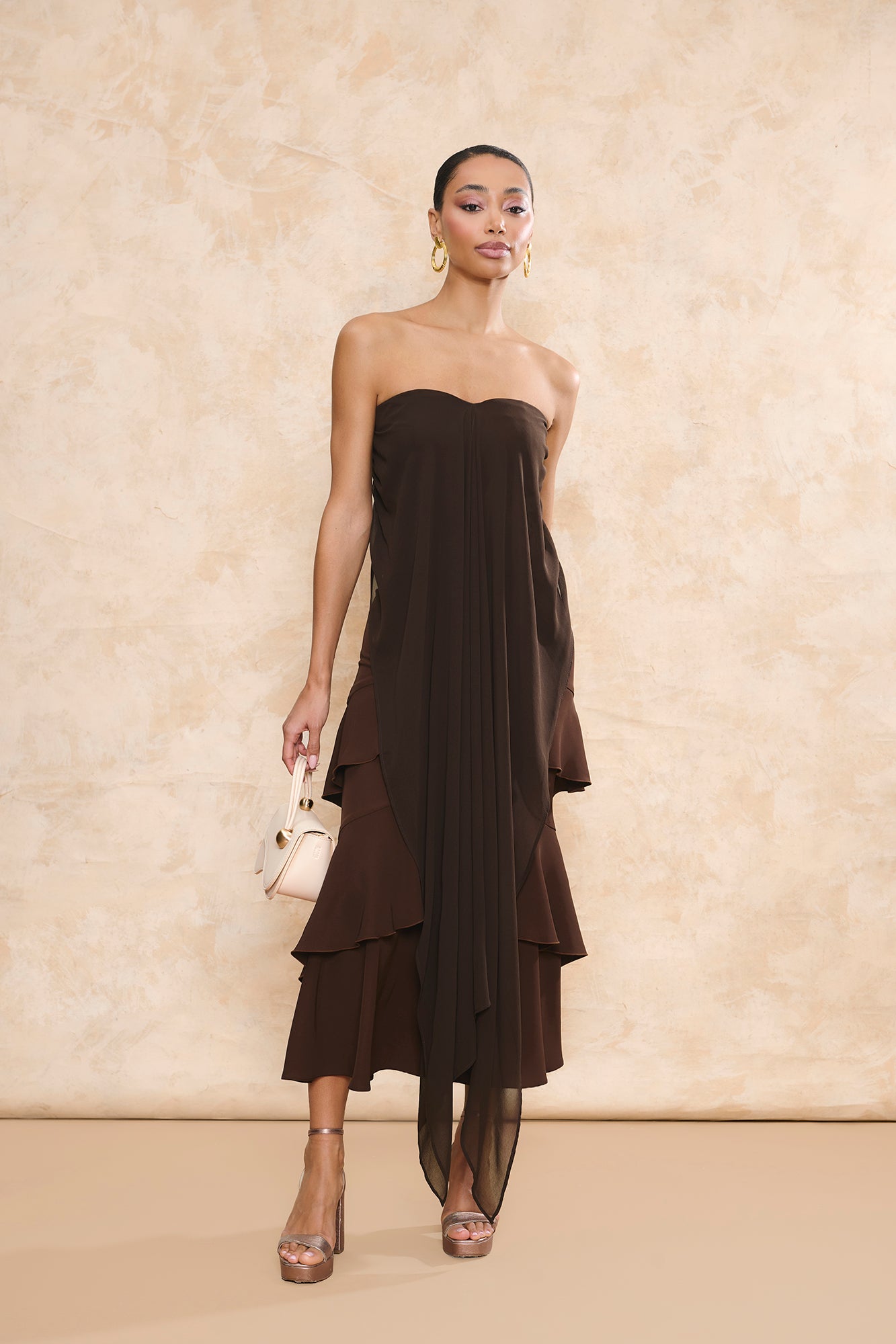 Set Zia Marrón de Miphai: conjunto de top palabra de honor con drapeado y falda midi de volantes en color chocolate.