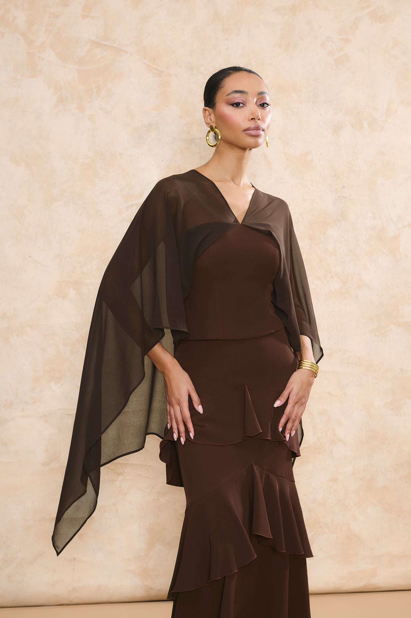 Set Zia Marrón de Miphai: conjunto de top palabra de honor con drapeado y falda midi de volantes en color chocolate.