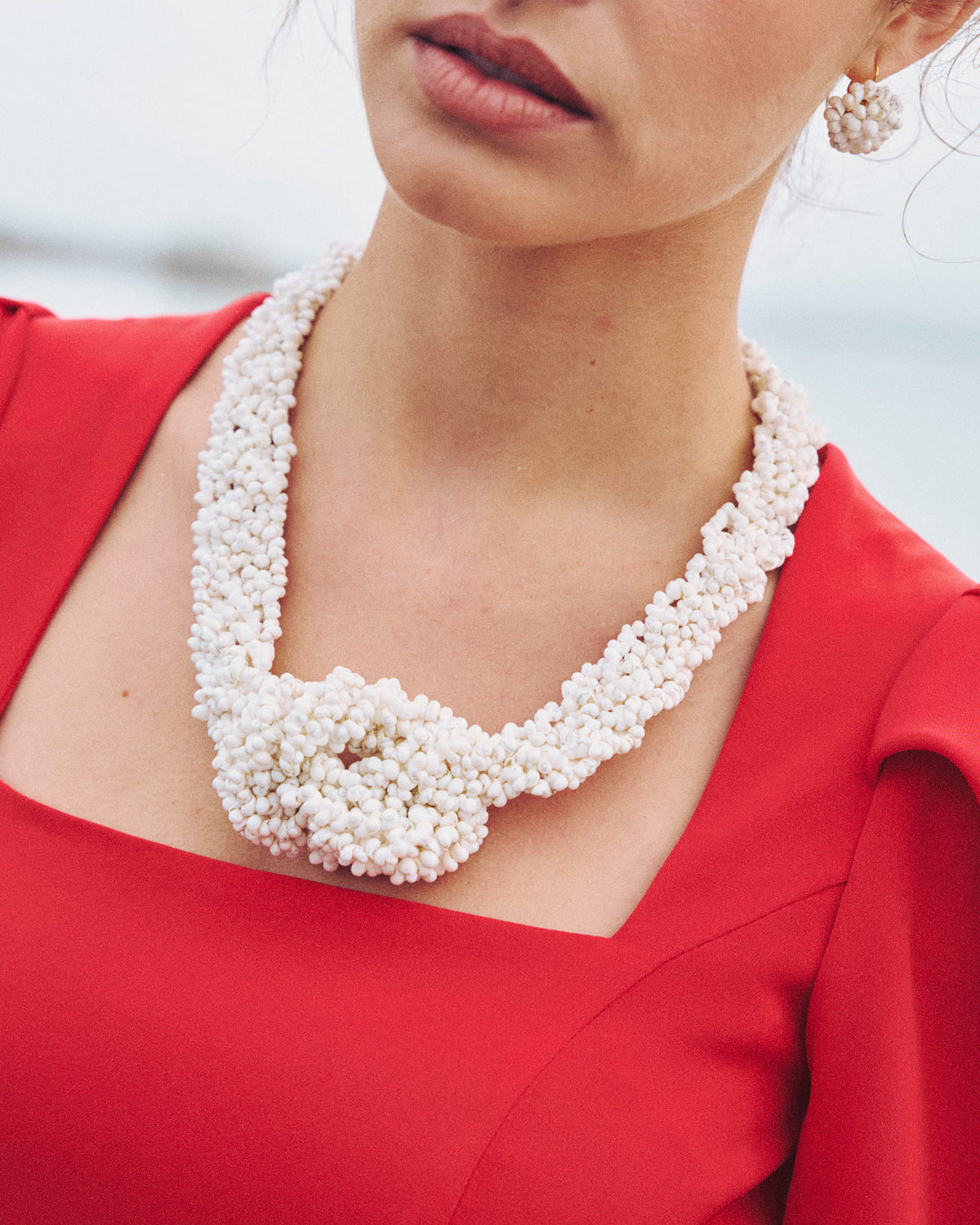 Accesorio collar corto Invitada A Lanzada Collar de fiesta color blanco caracolillos