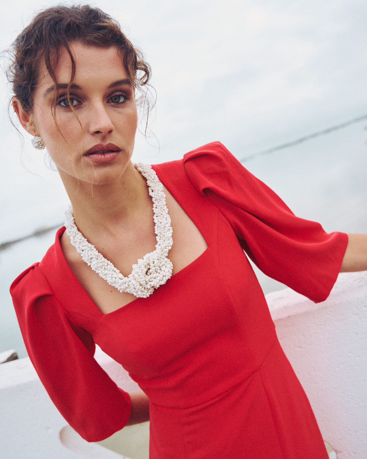 Accesorio collar corto Invitada A Lanzada Collar de fiesta color blanco caracolillos