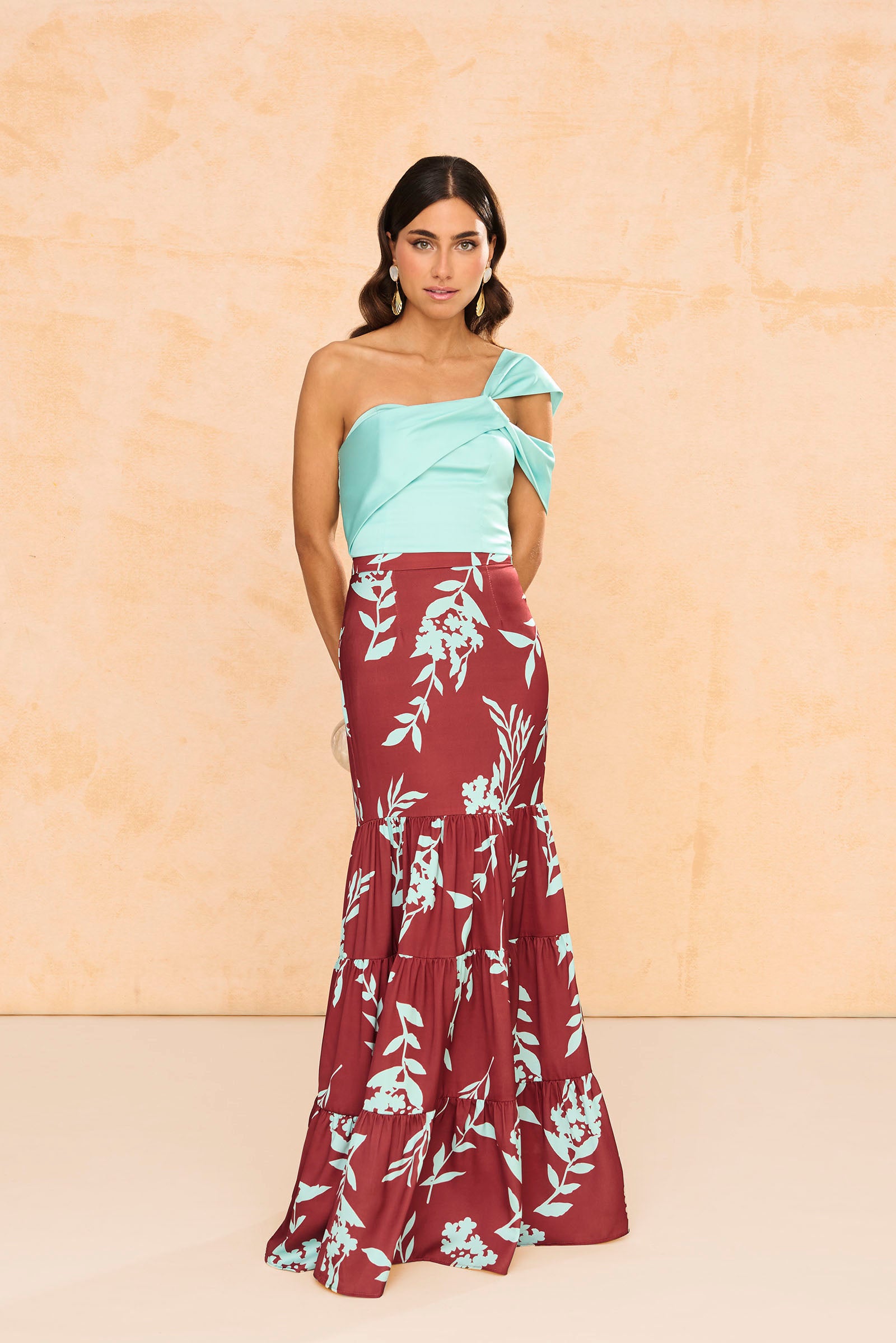 Top Asimétrico Gabi en aguamarina, con tirante de doble cruce en crepe satén