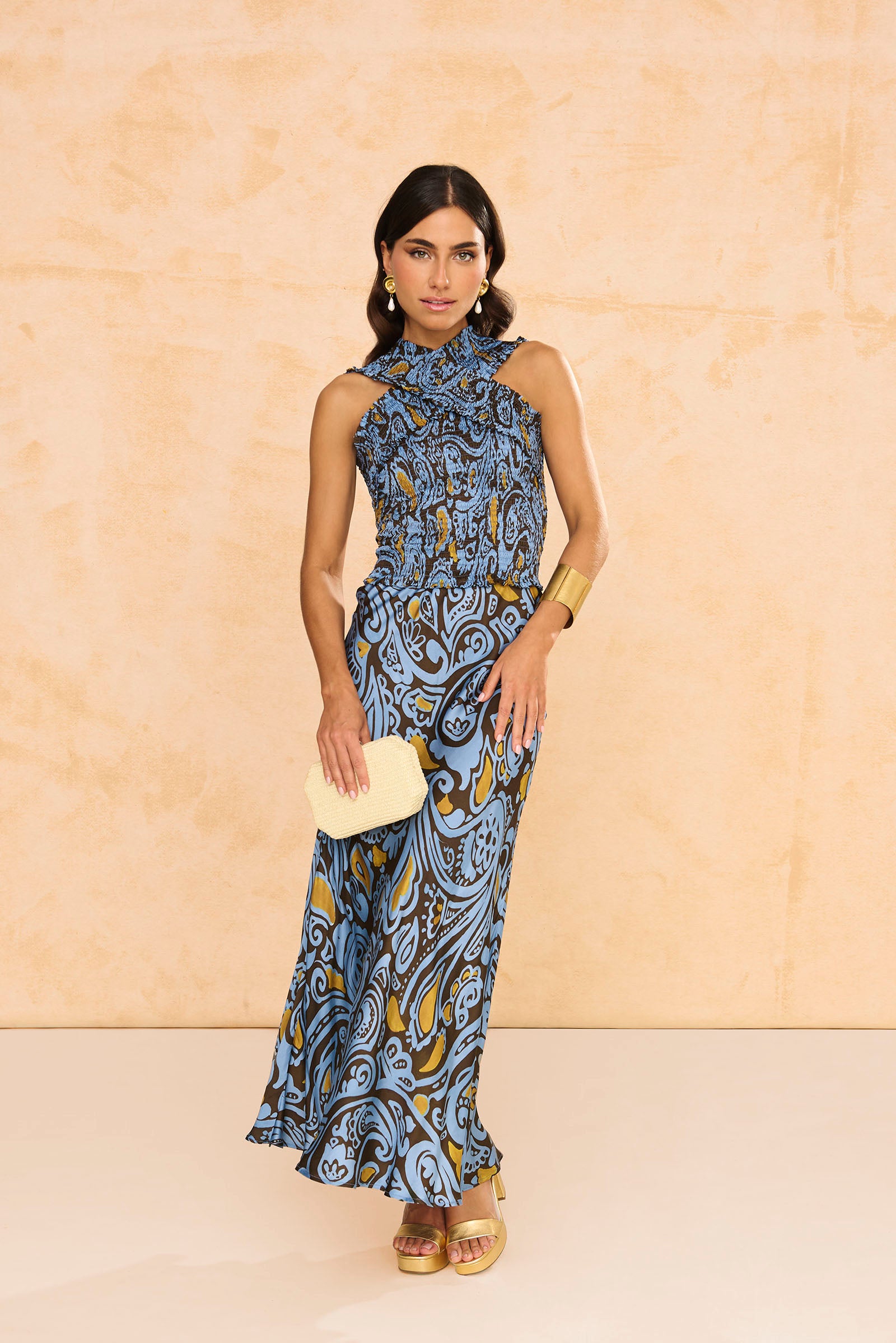 Top multiposición Terra azul con drapeado en nido de abeja y mangas ajustables