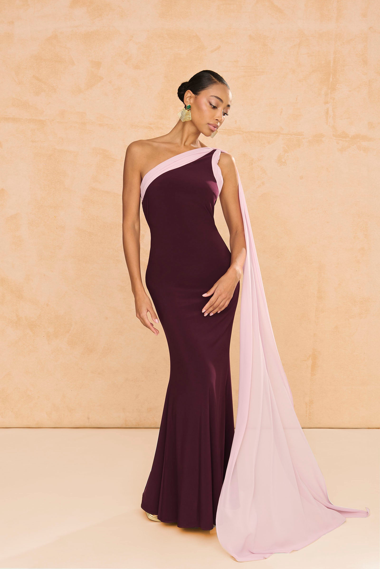 Vestido largo Helena Berenjena punto liso, con escote asimétrico drapeado y chal de gasa.