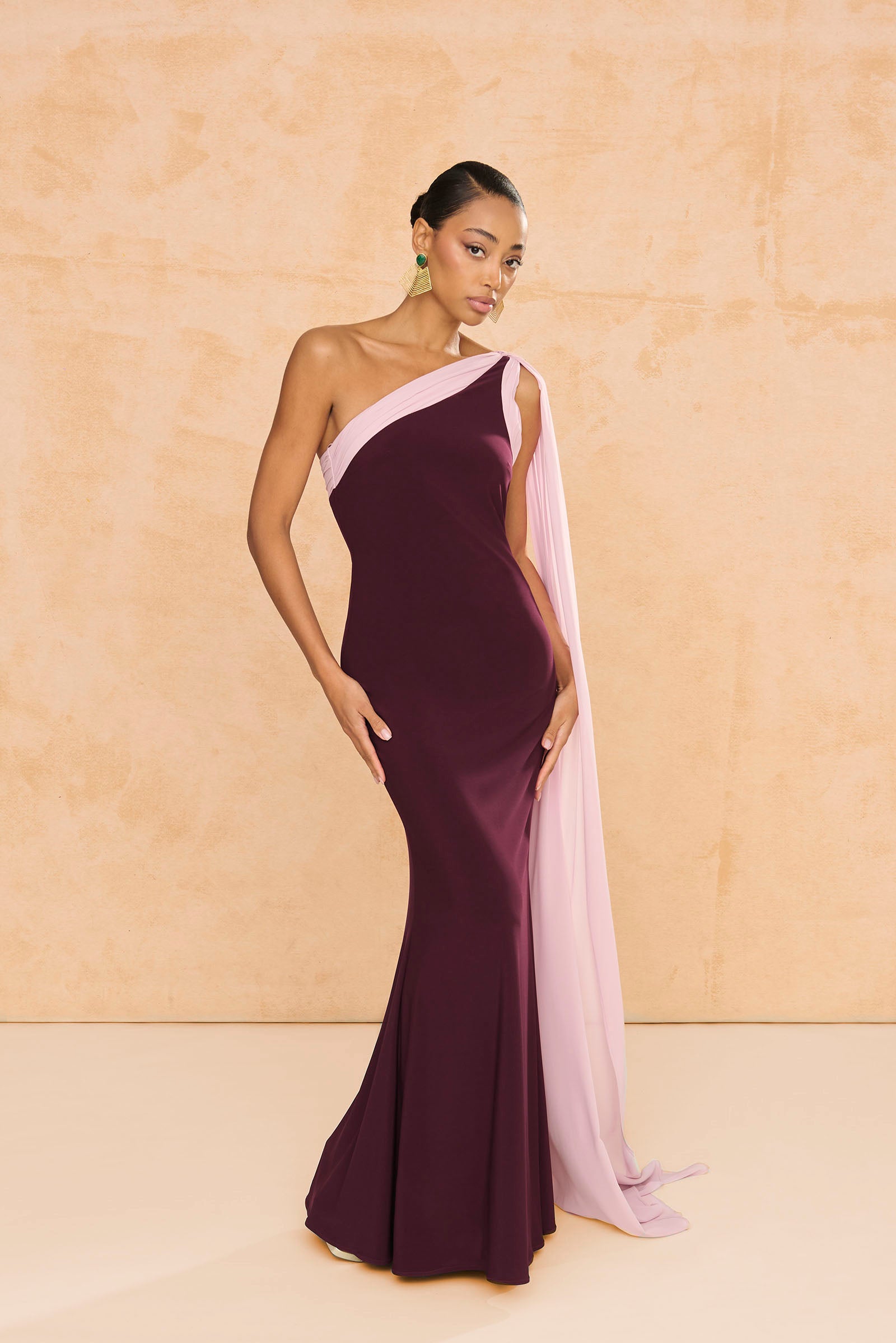 Vestido largo Helena Berenjena punto liso, con escote asimétrico drapeado y chal de gasa.