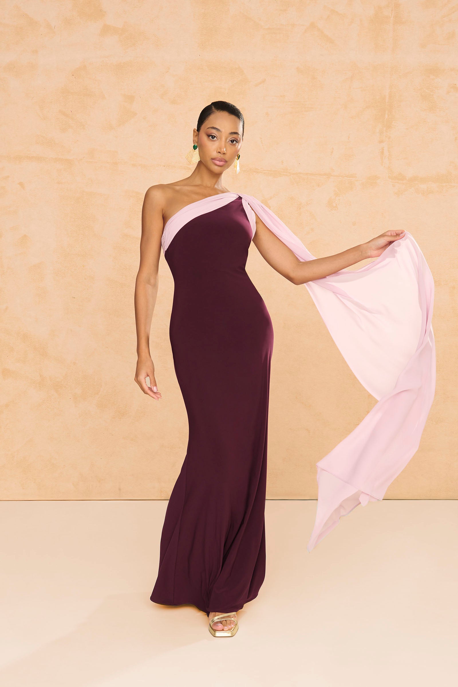 Vestido largo Helena Berenjena punto liso, con escote asimétrico drapeado y chal de gasa.