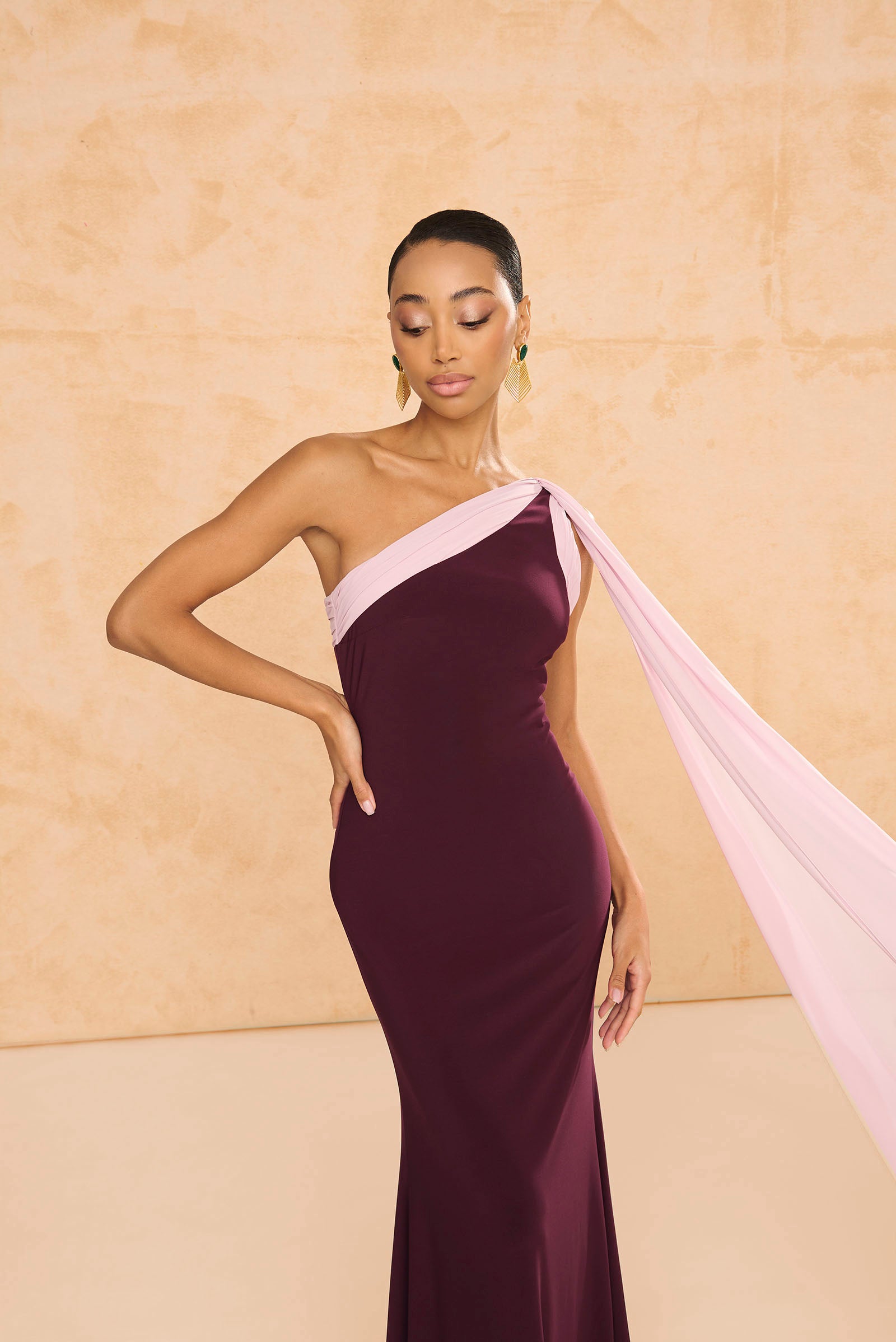 Vestido largo Helena Berenjena punto liso, con escote asimétrico drapeado y chal de gasa.