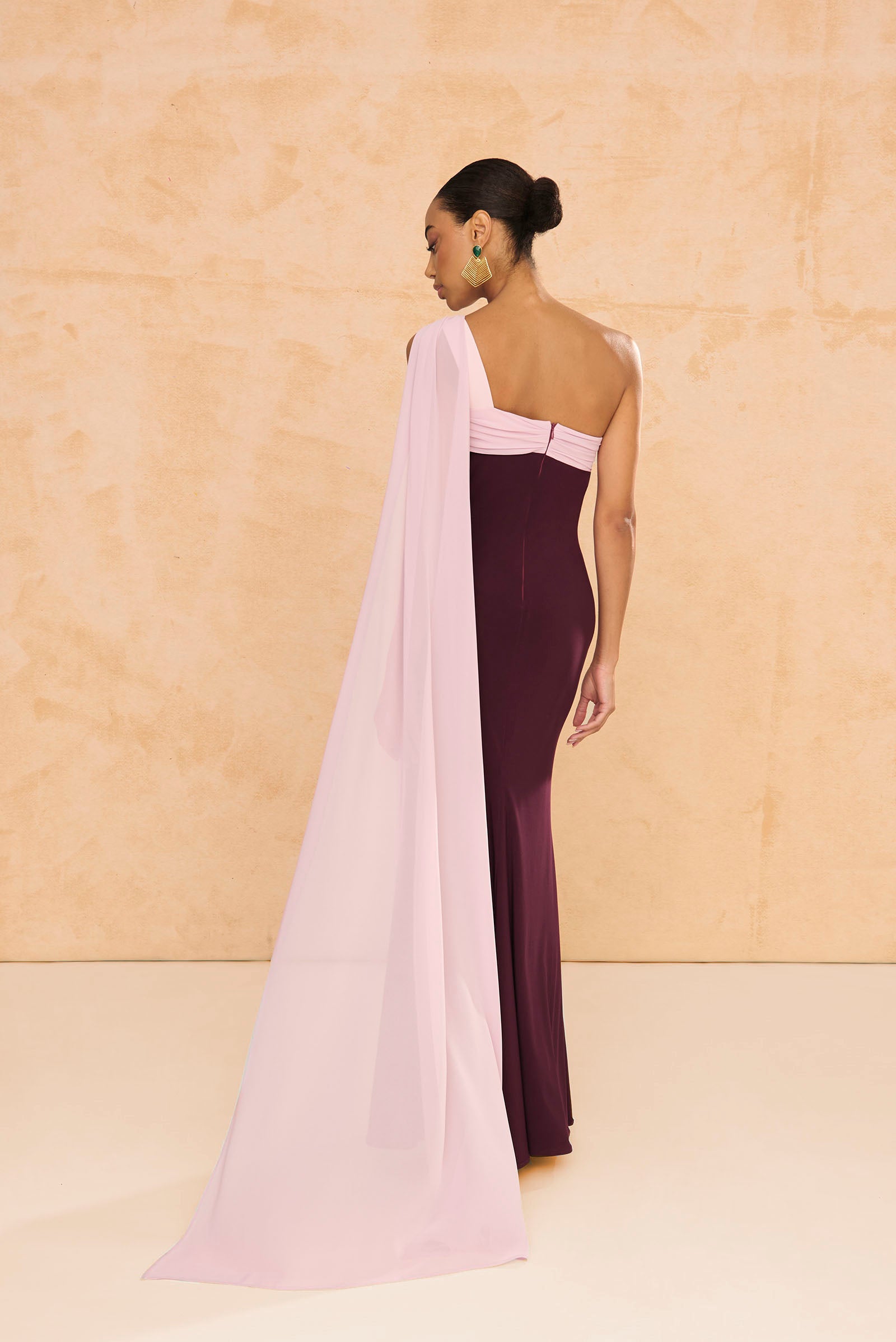 Vestido largo Helena Berenjena punto liso, con escote asimétrico drapeado y chal de gasa.